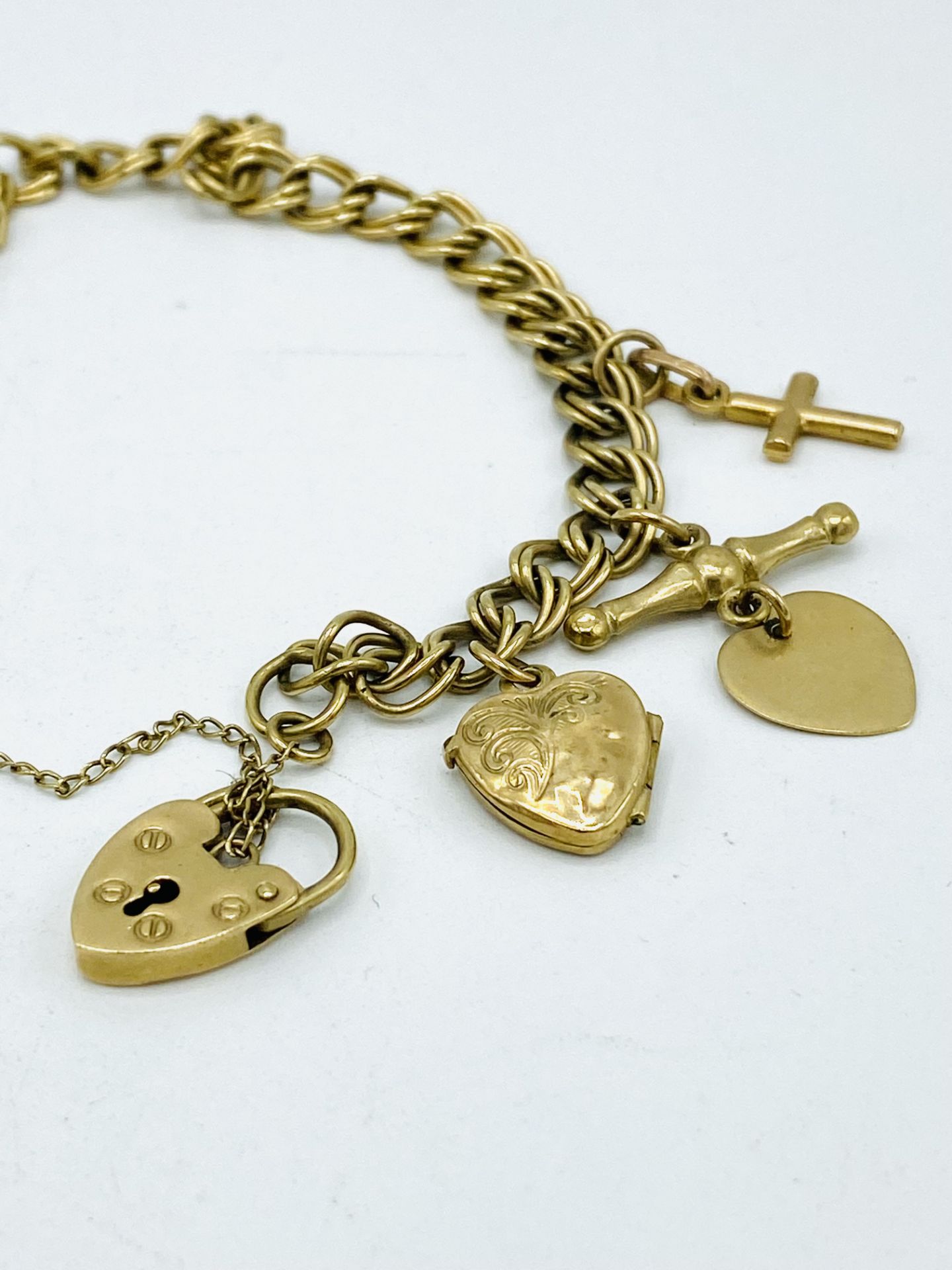 9ct gold charm bracelet - Image 4 of 5
