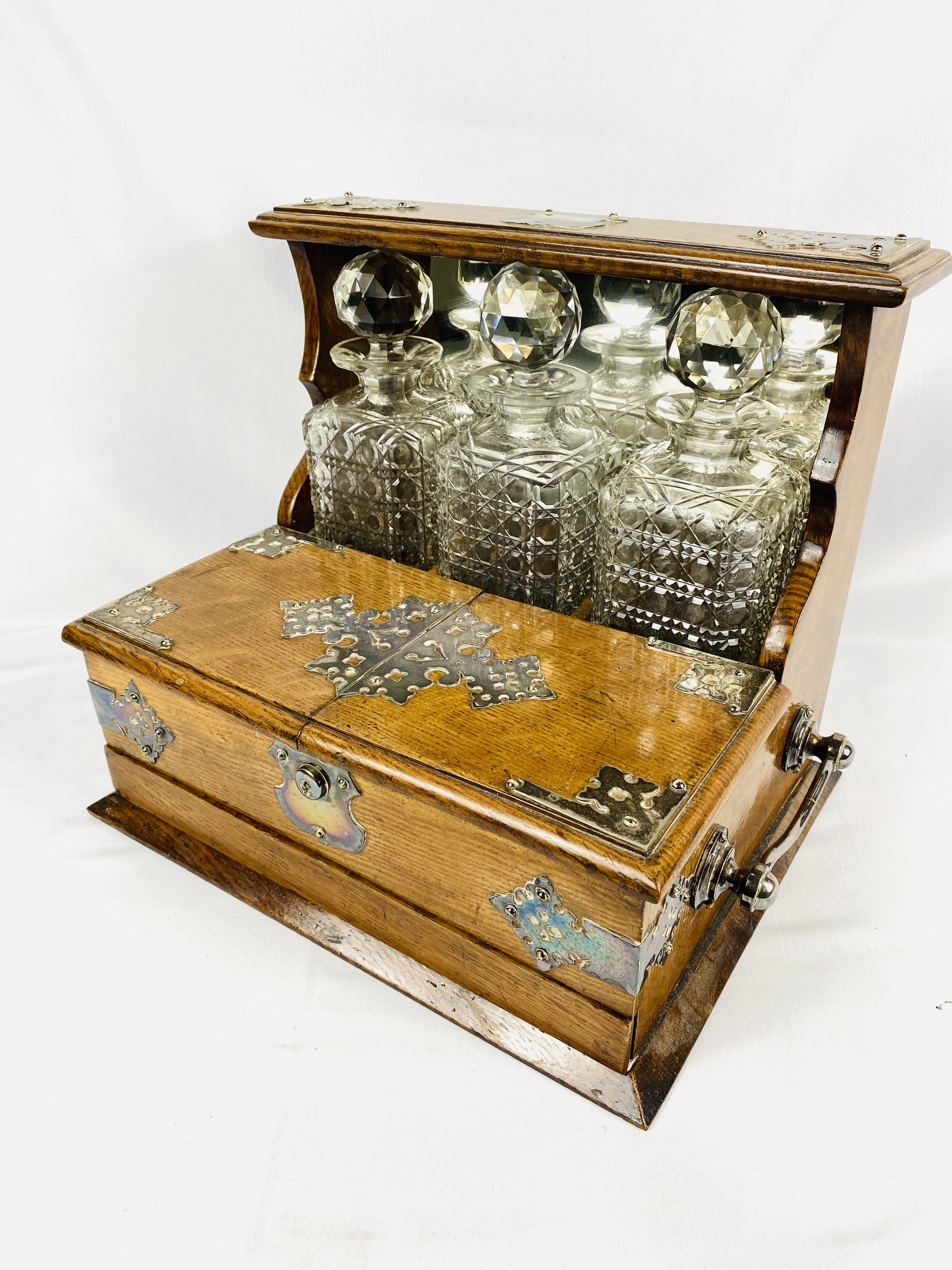 Oak tantalus with silver plate mounts - Image 6 of 7