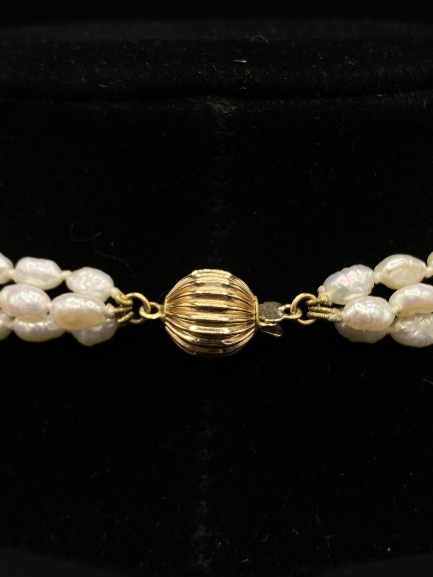 Two pearl necklaces with gold clasps - Image 5 of 9