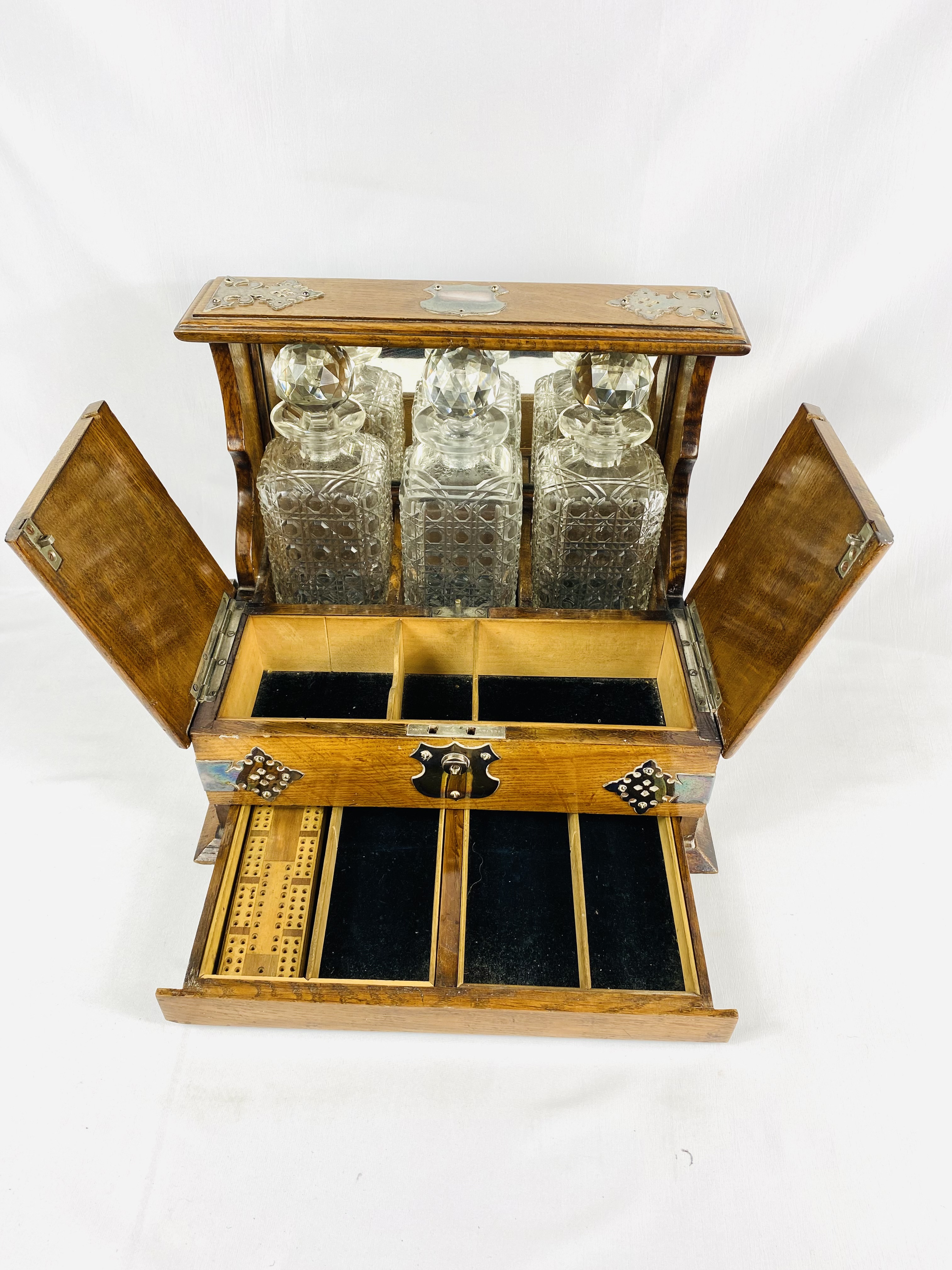 Oak tantalus with silver plate mounts - Image 3 of 7