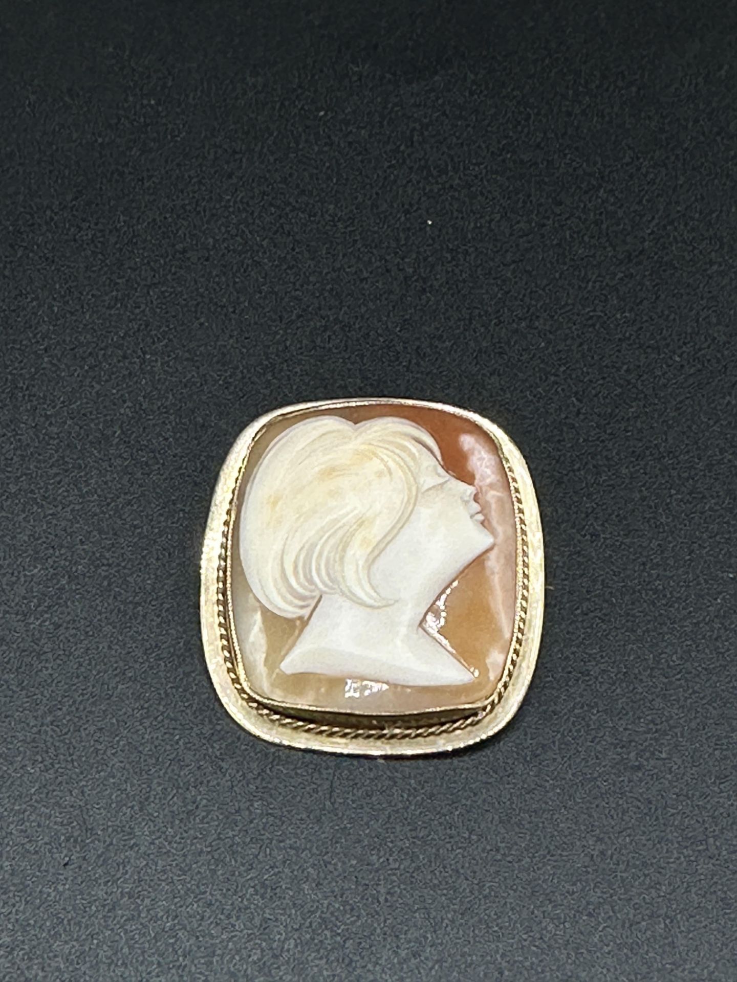 Three gold mounted cameo brooches - Image 3 of 7