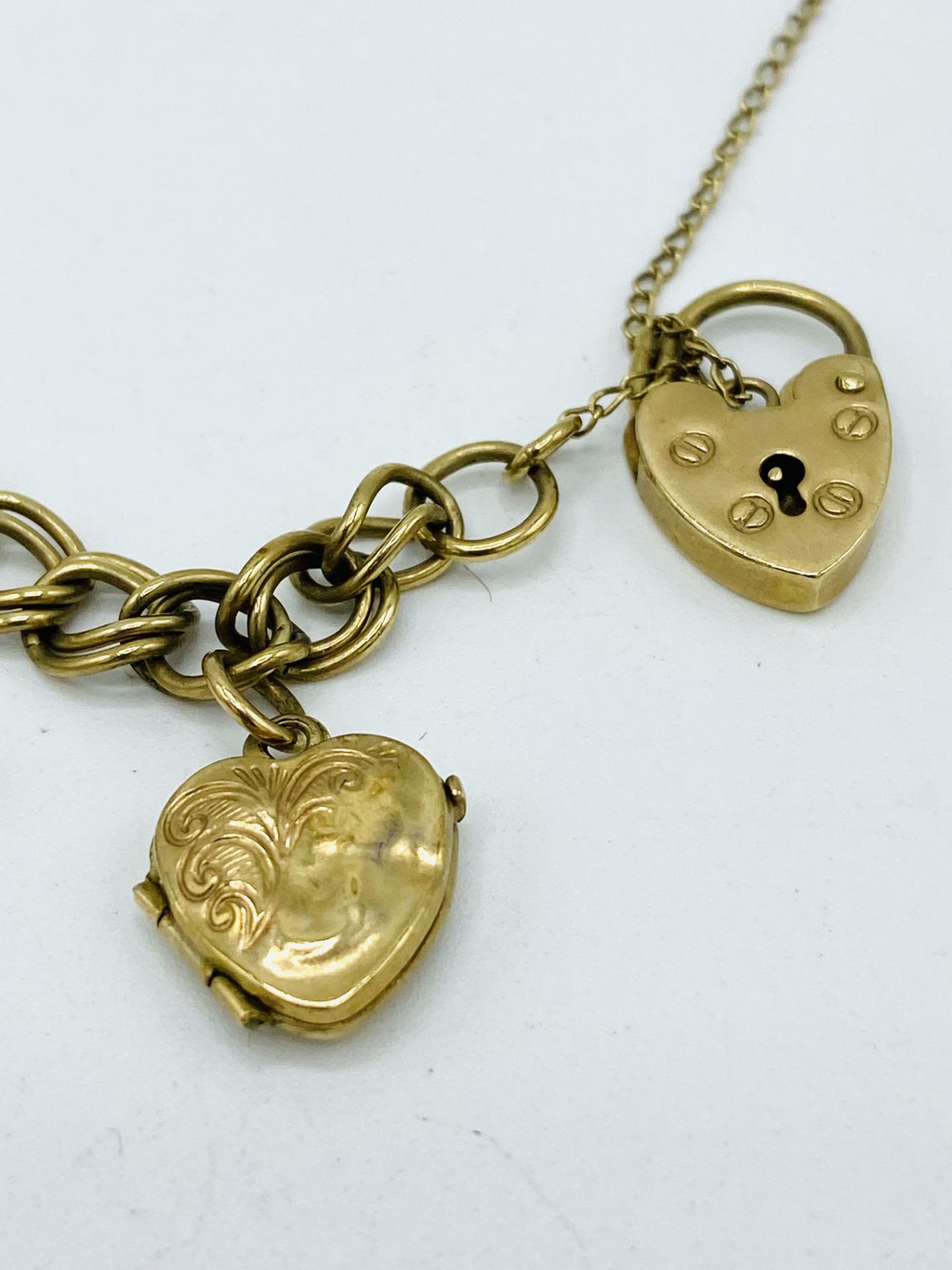 9ct gold charm bracelet - Image 3 of 5