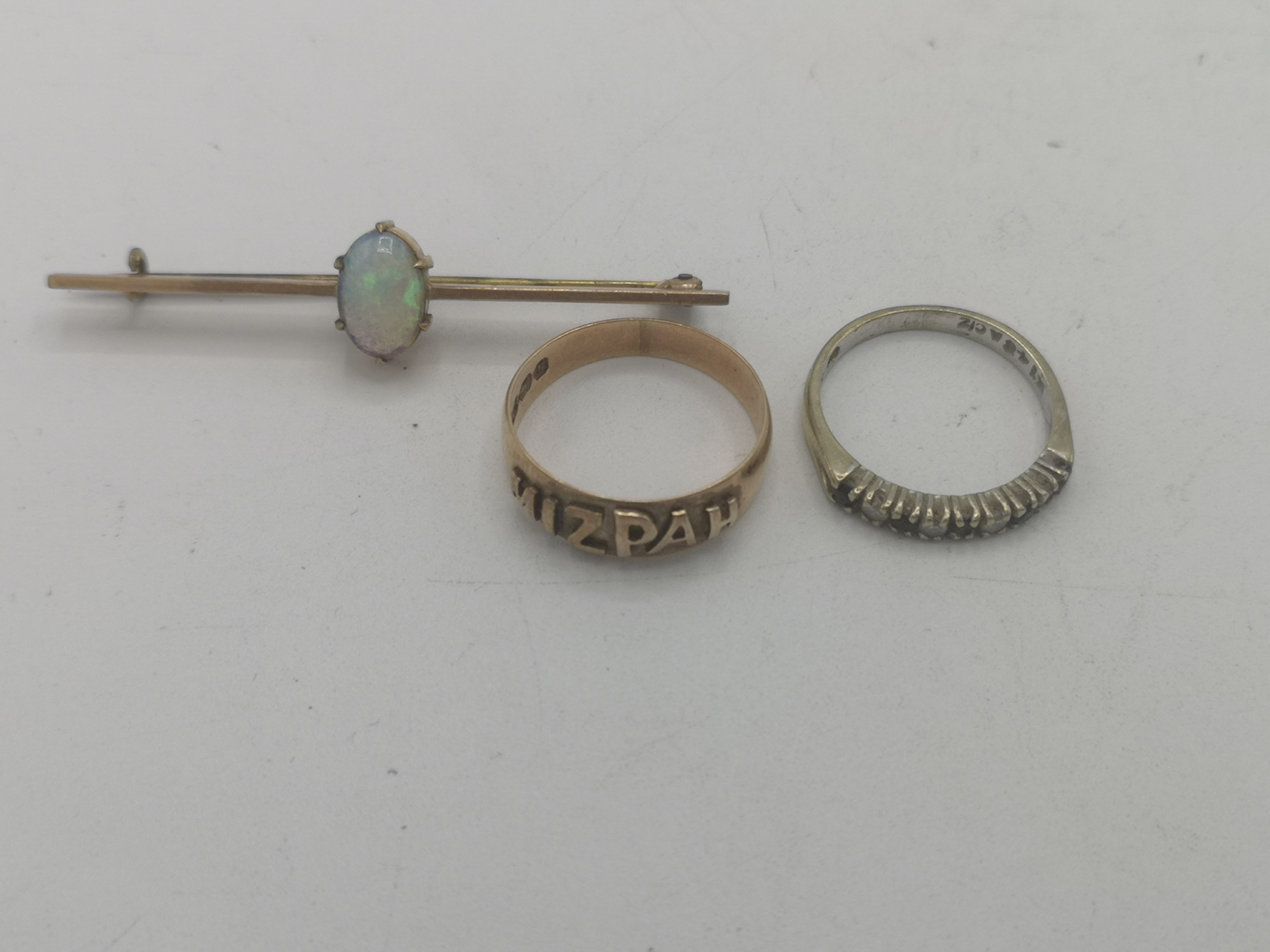 9ct gold brooch, yellow metal bar brooch and a white metal ring - Image 2 of 11
