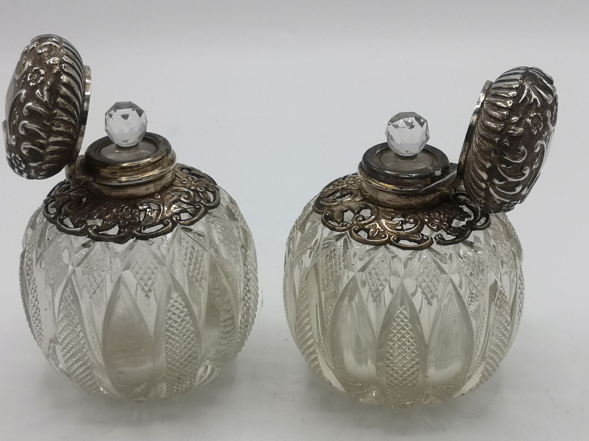 Two cut glass and silver perfume bottles - Image 3 of 5