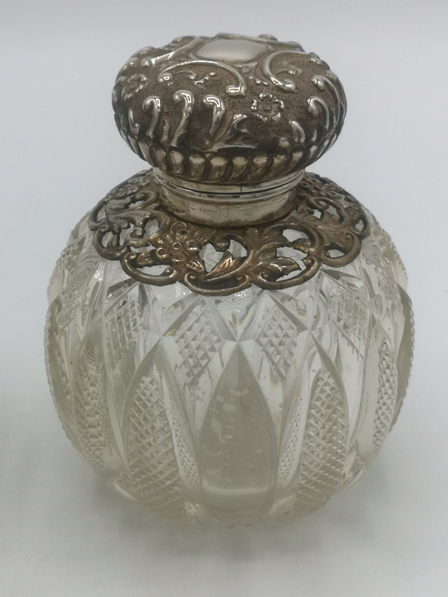 Two cut glass and silver perfume bottles - Image 4 of 5