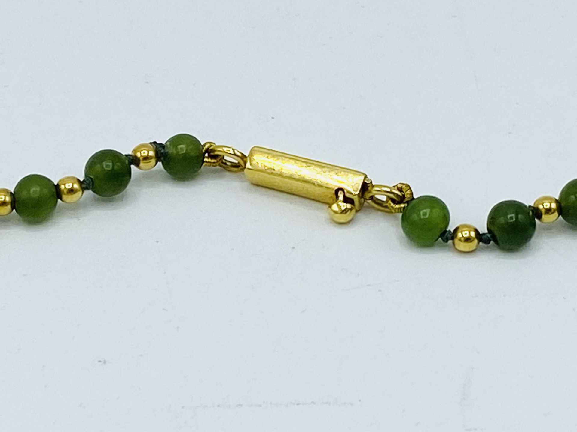 18ct gold and jade bead necklace - Image 2 of 4