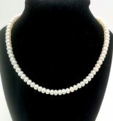 Pearl necklace with 9ct gold clasp