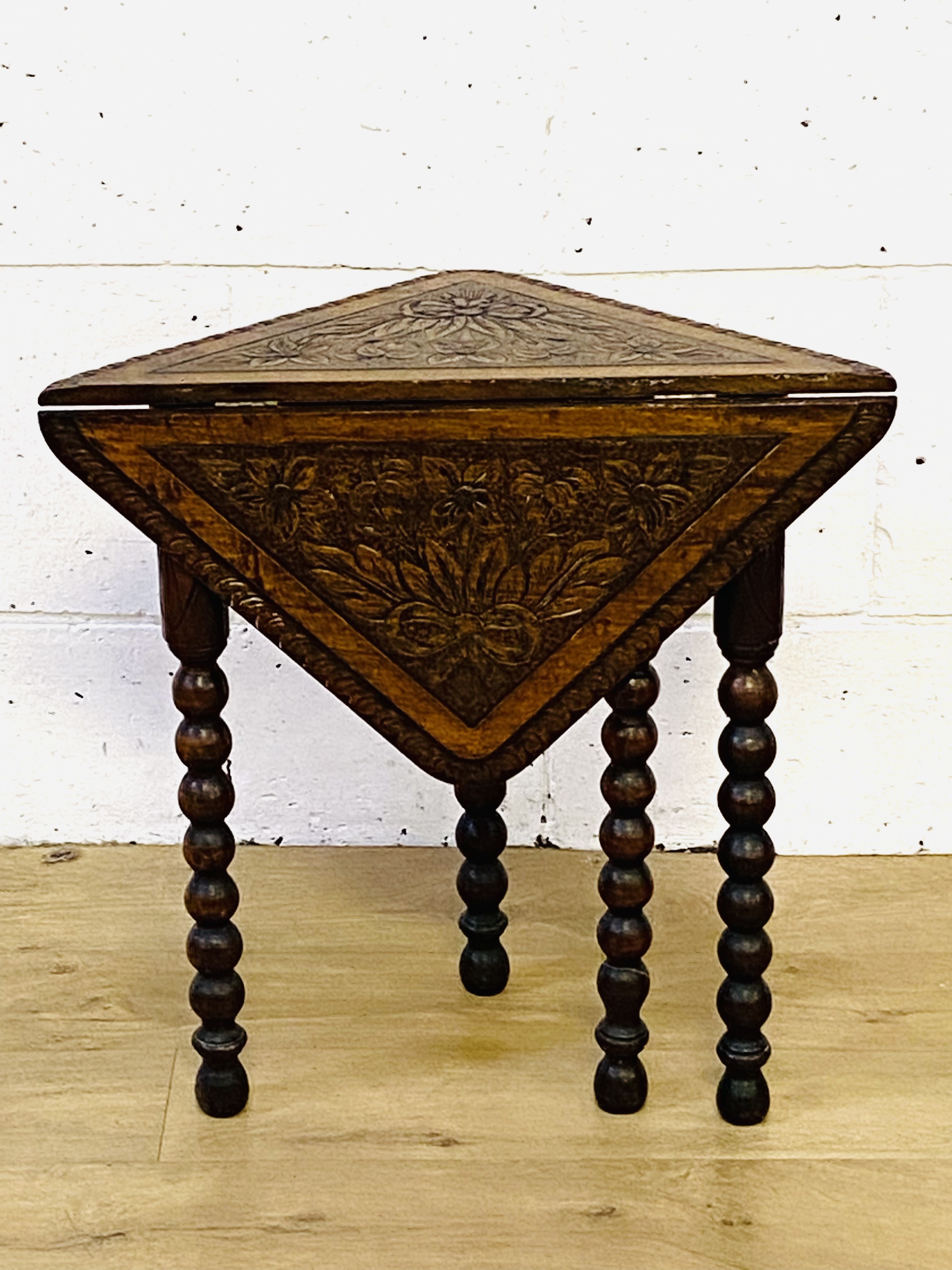 Gate leg drop leaf table