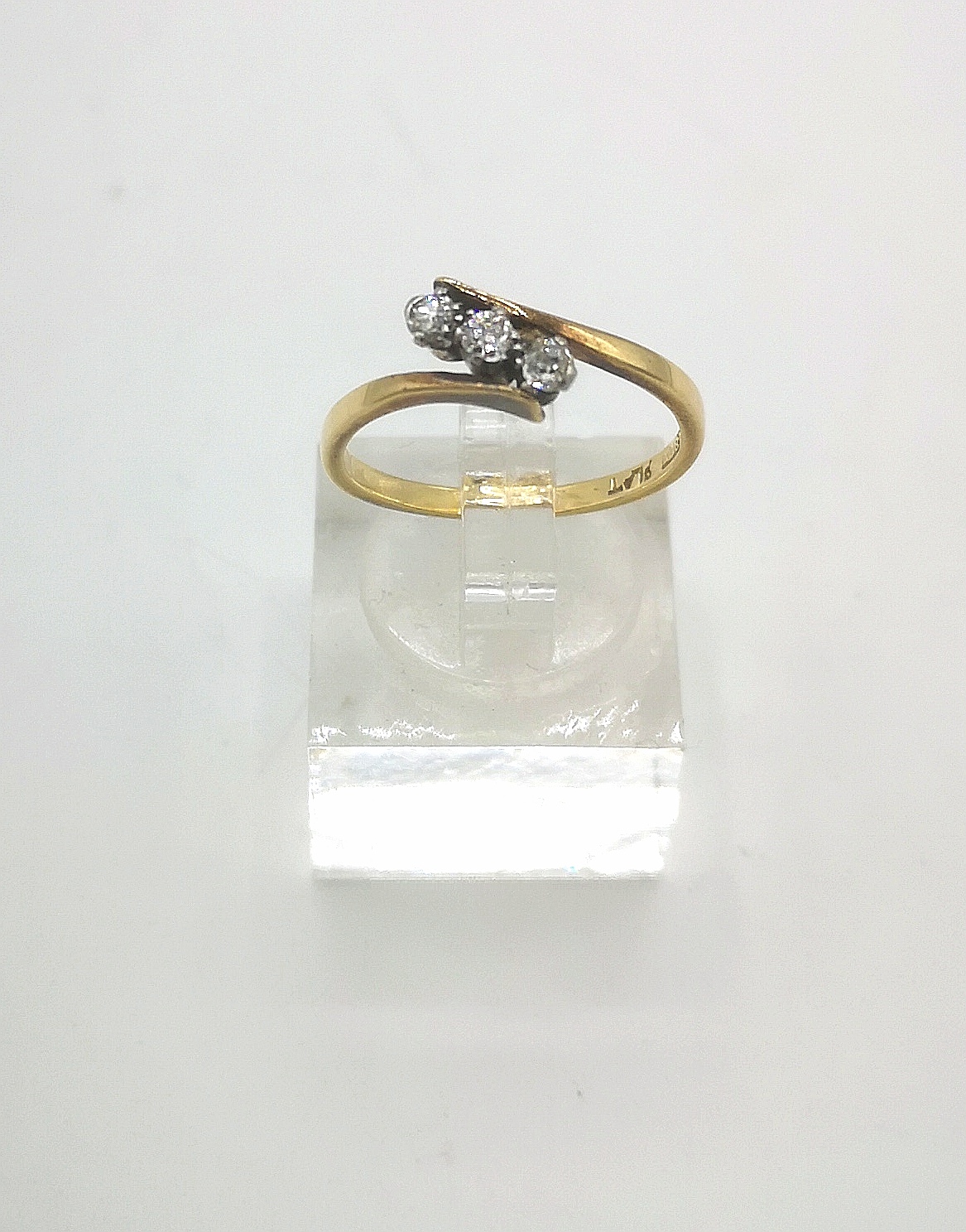 18ct gold and three diamond ring - Image 2 of 6
