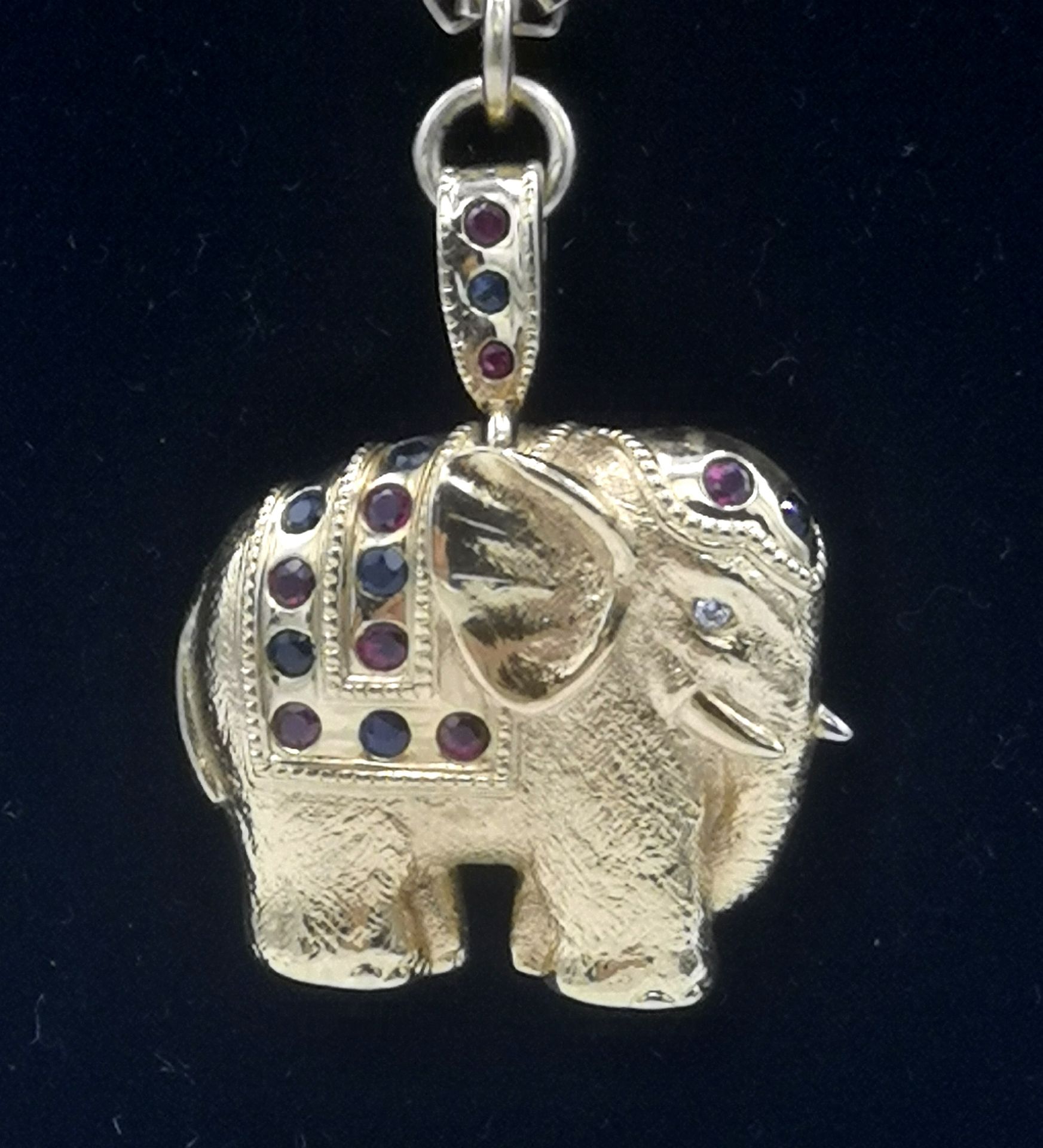 18ct gold elephant pendant set with gemstones on 18ct gold chain - Image 10 of 11