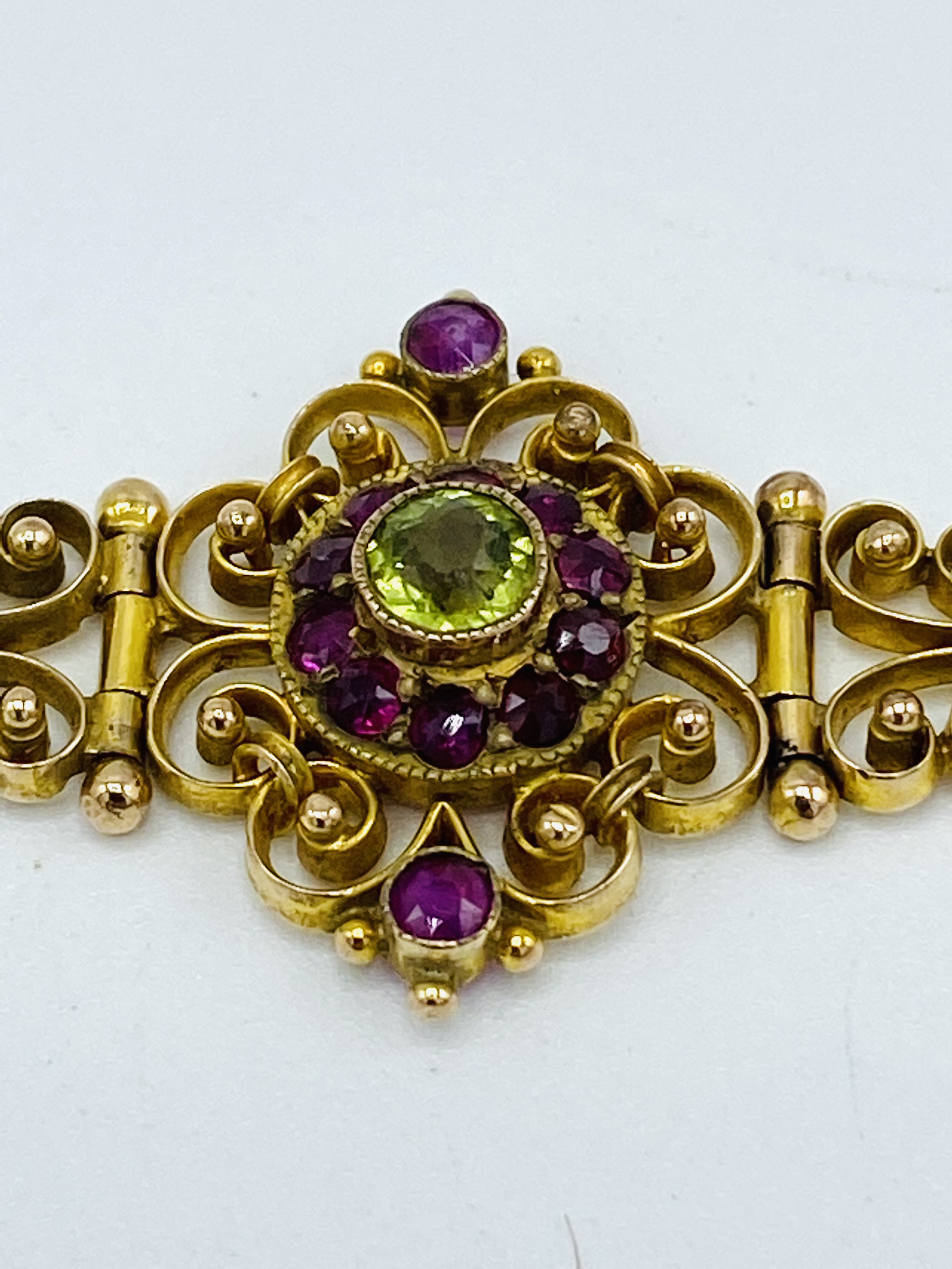 Gold filigree bracelet set with rubies and peridot - Image 4 of 9