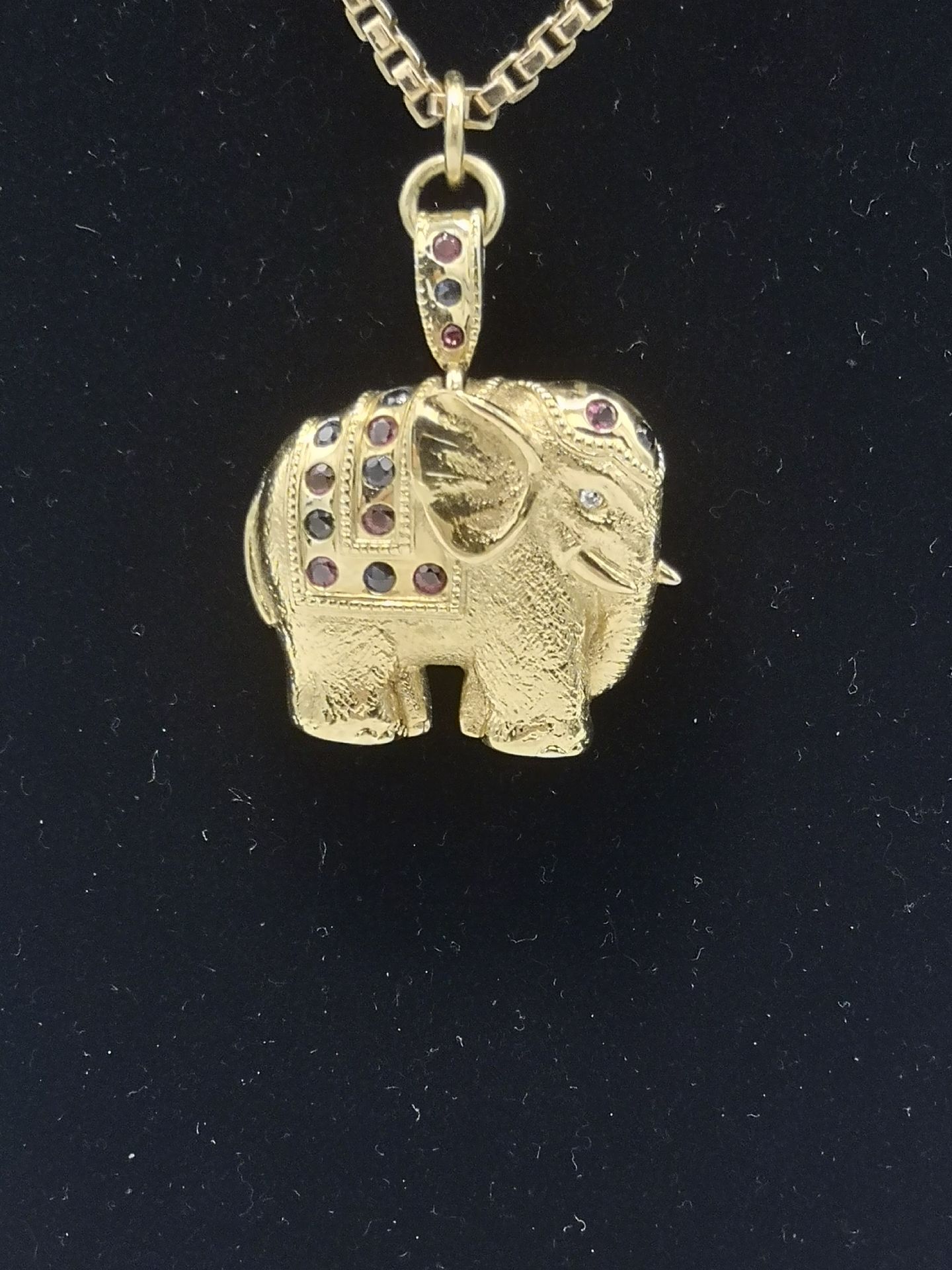 18ct gold elephant pendant set with gemstones on 18ct gold chain - Image 4 of 11