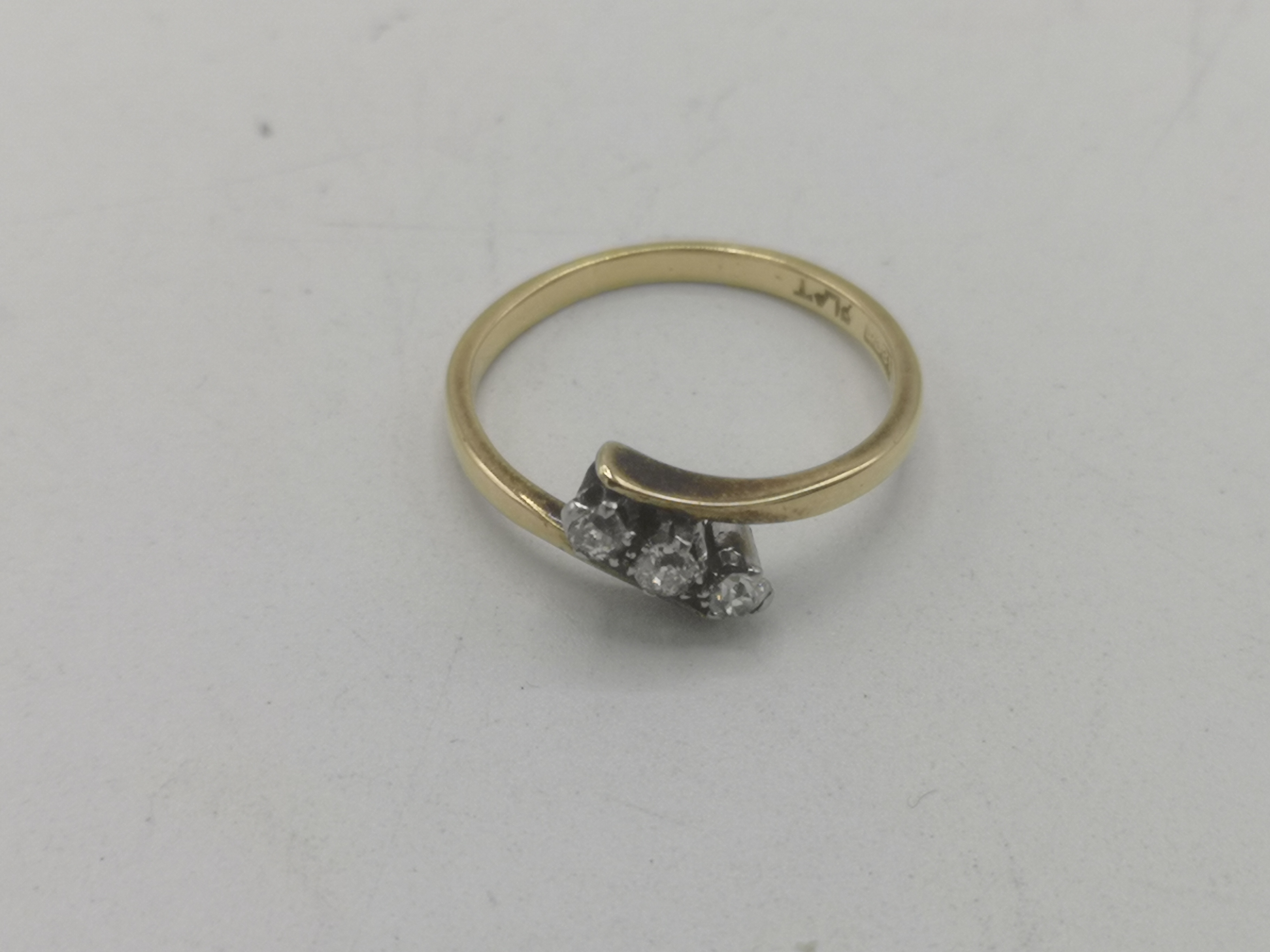 18ct gold and three diamond ring - Image 3 of 6