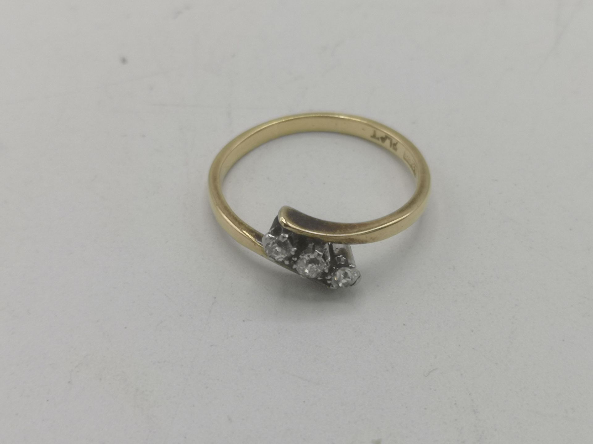 18ct gold and three diamond ring - Image 3 of 6