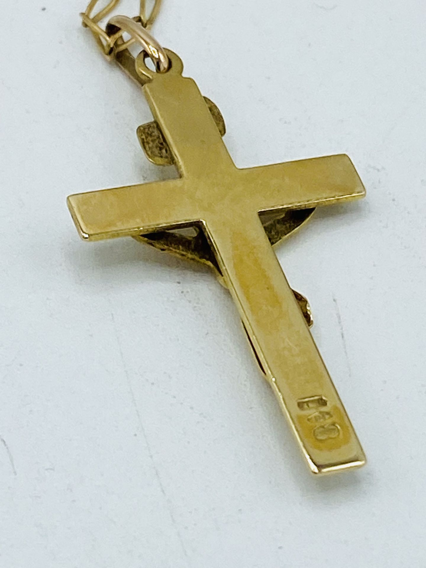 9ct gold crucifix on 9ct gold chain - Image 4 of 6