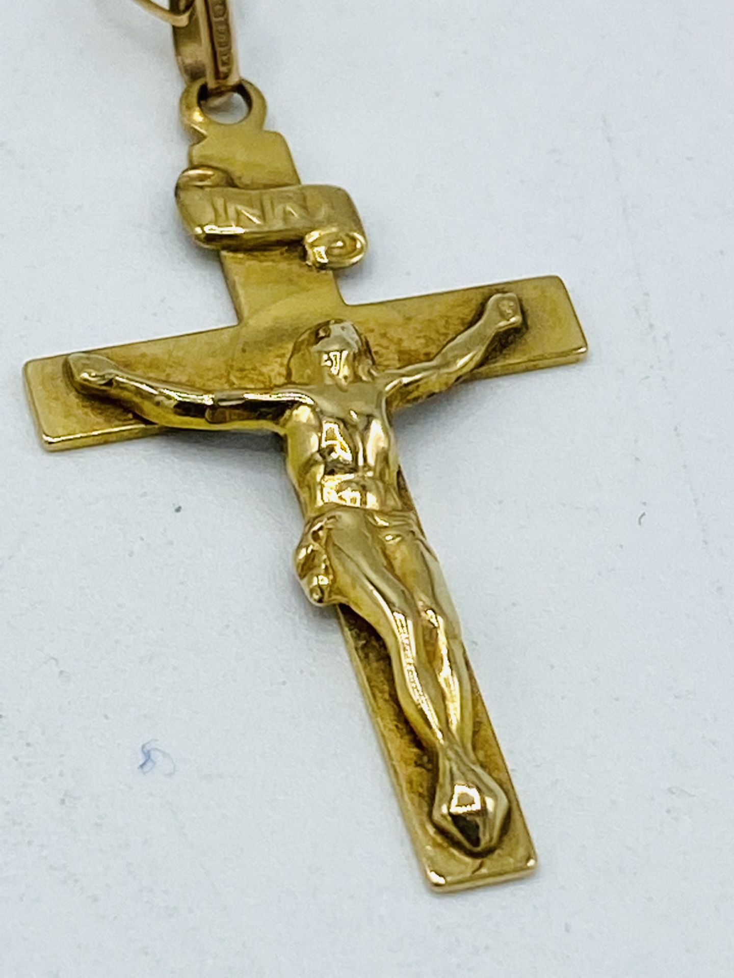 9ct gold crucifix on 9ct gold chain - Image 3 of 6