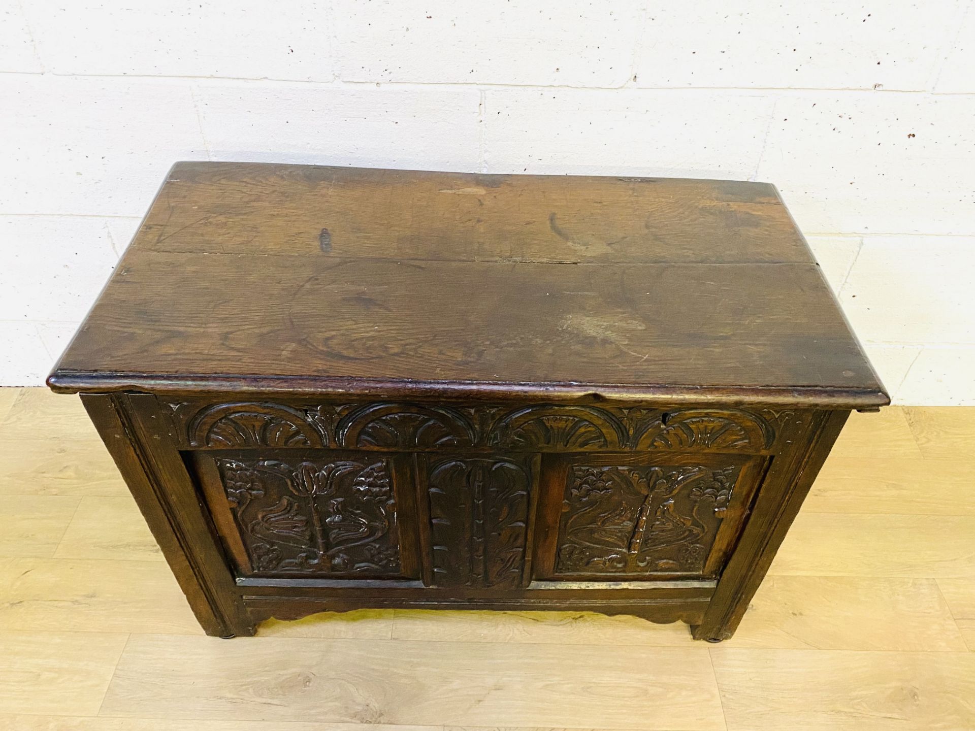 Oak chest with carved panels to front - Image 6 of 6