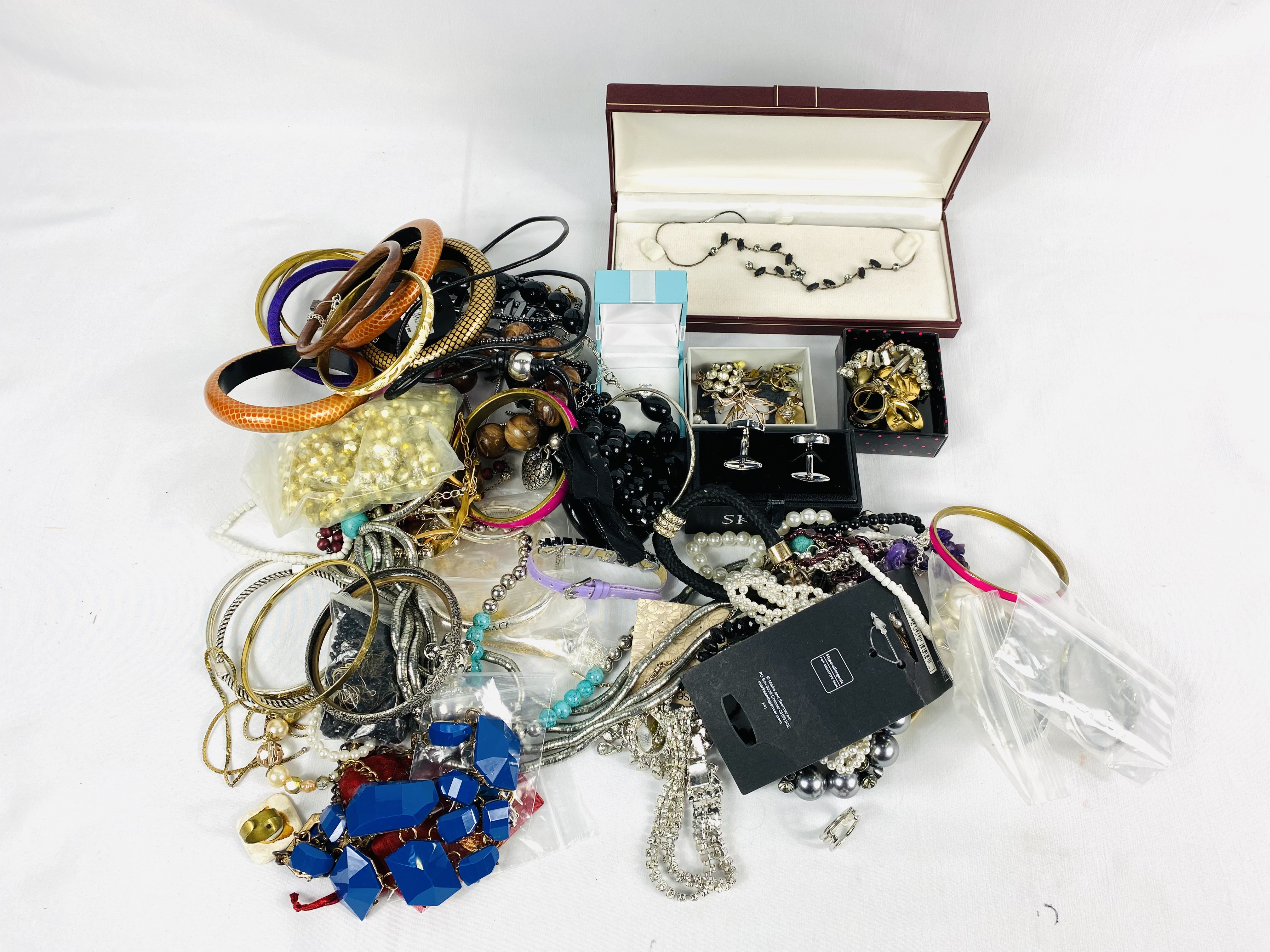 Quantity of costume jewellery