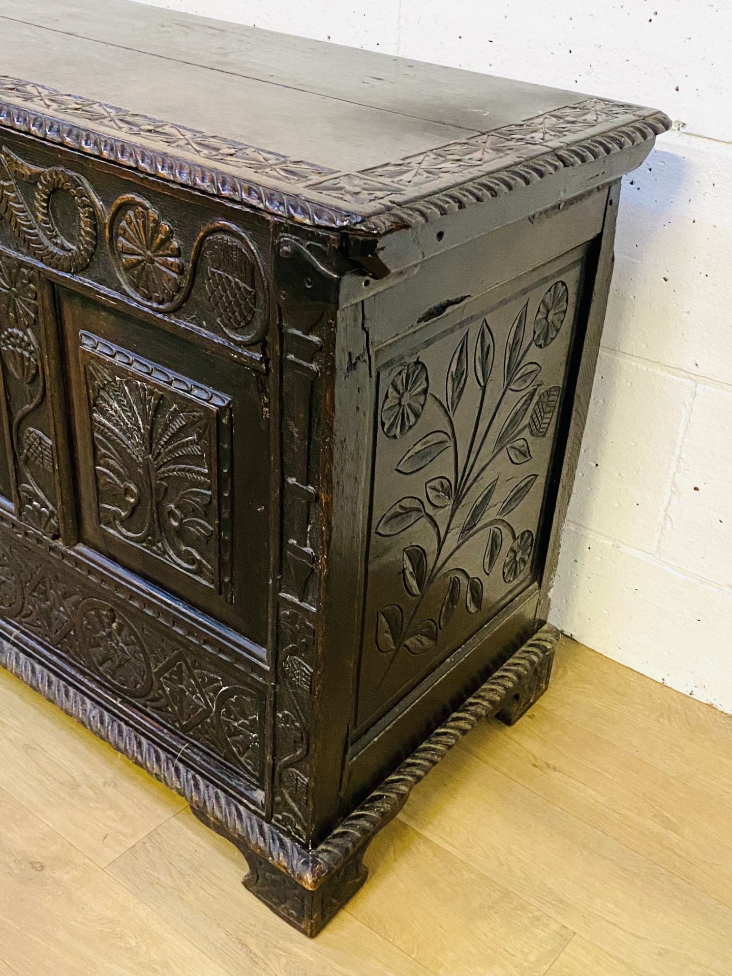 18th century carved oak mule chest - Image 3 of 7