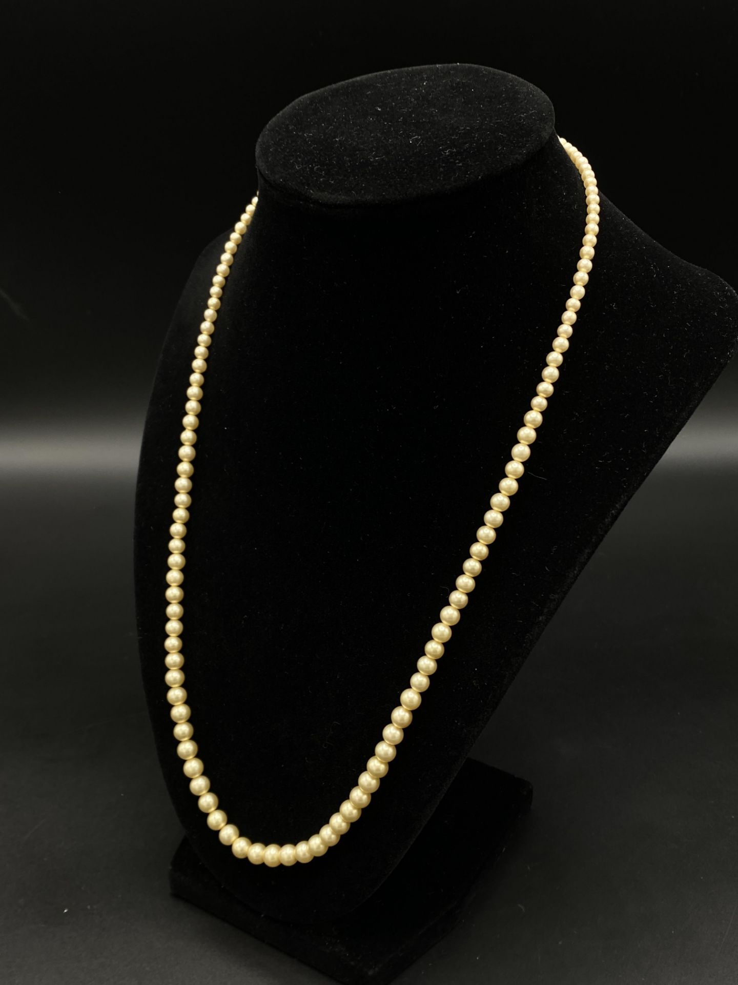 Two pearl necklaces with gold clasps - Image 8 of 9