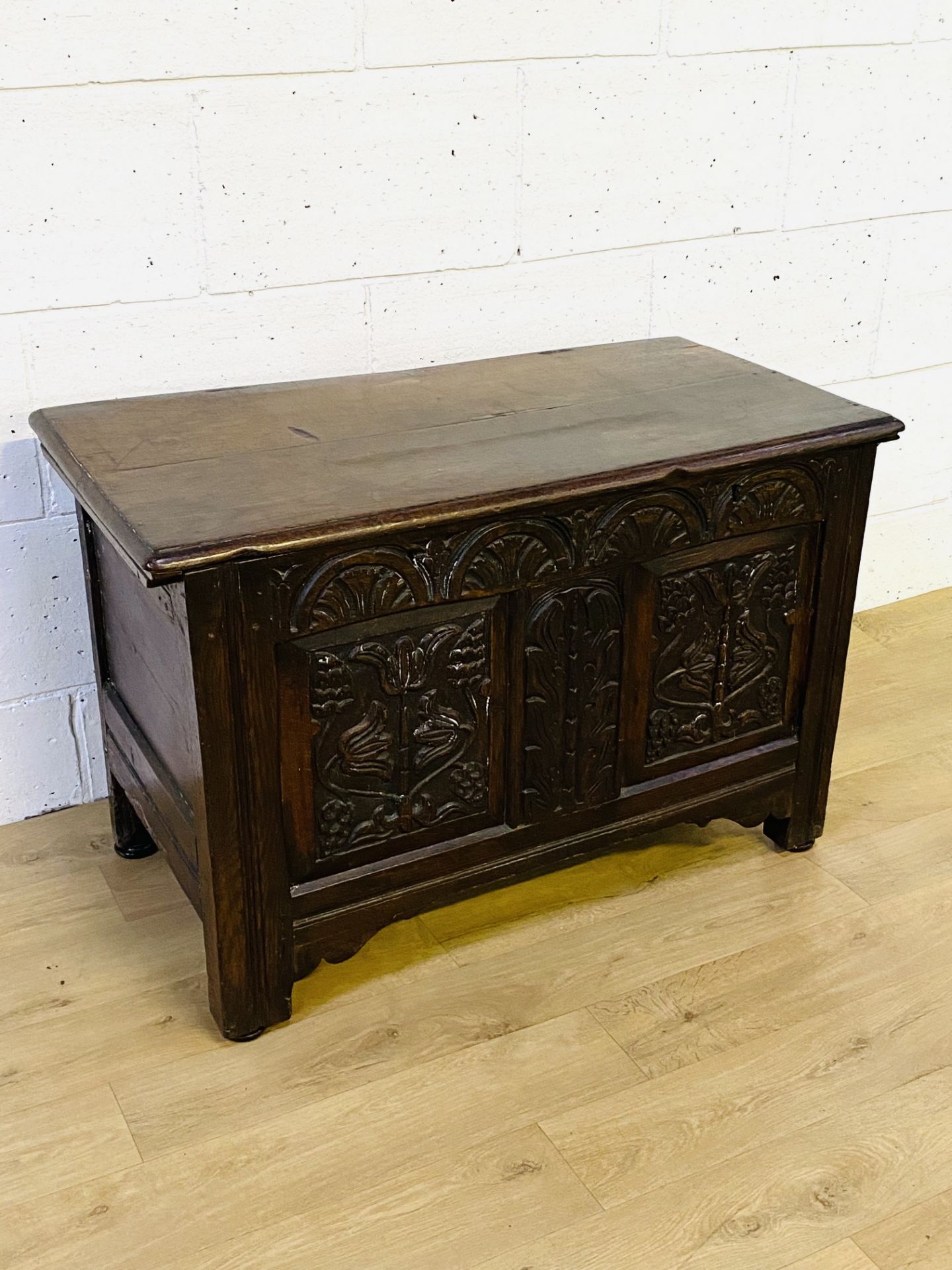 Oak chest with carved panels to front - Image 2 of 6