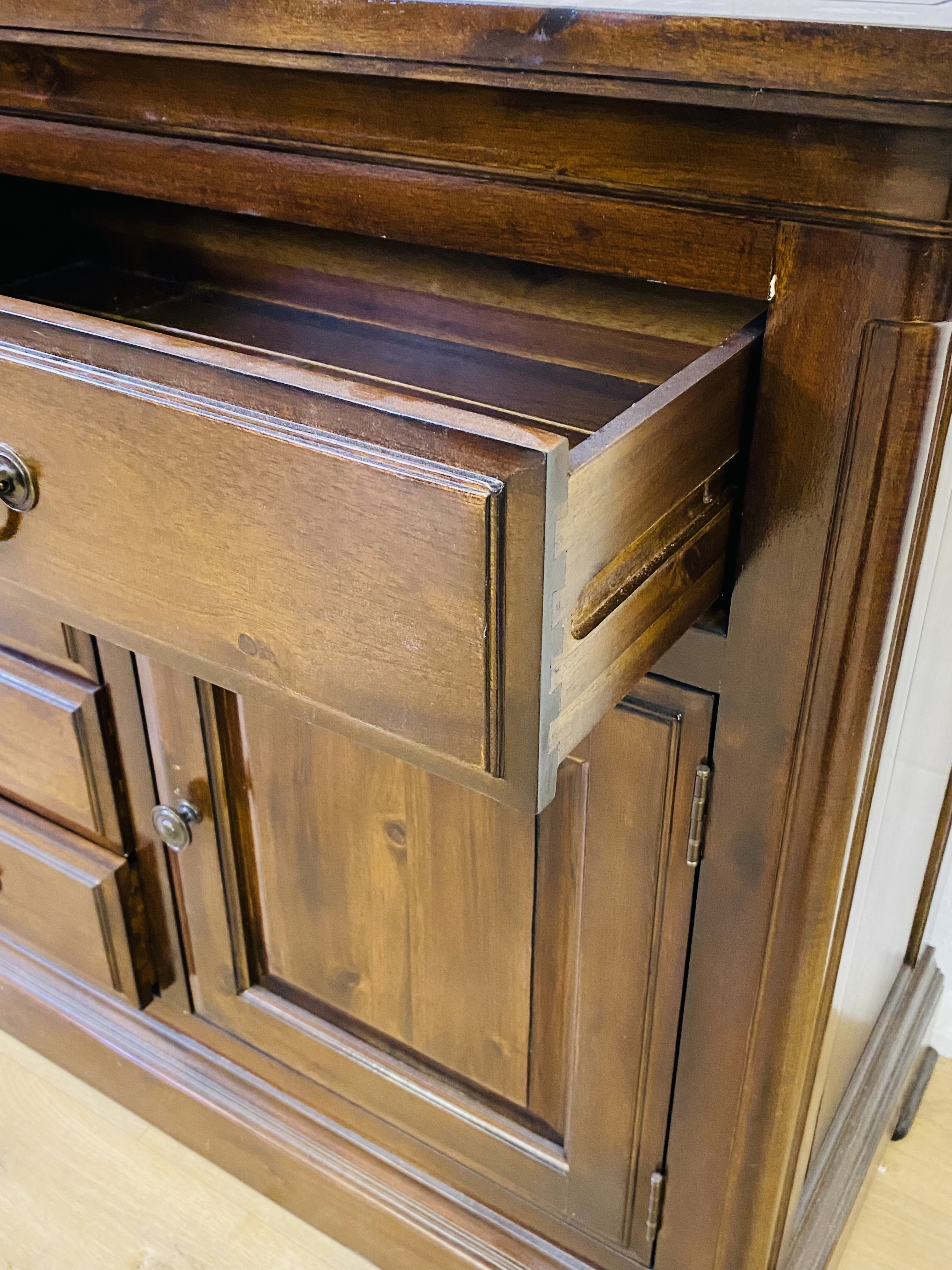 Hardwood sideboard - Image 5 of 8