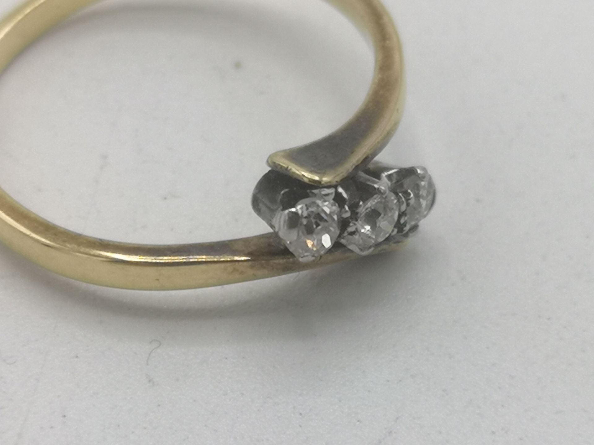 18ct gold and three diamond ring - Image 4 of 6