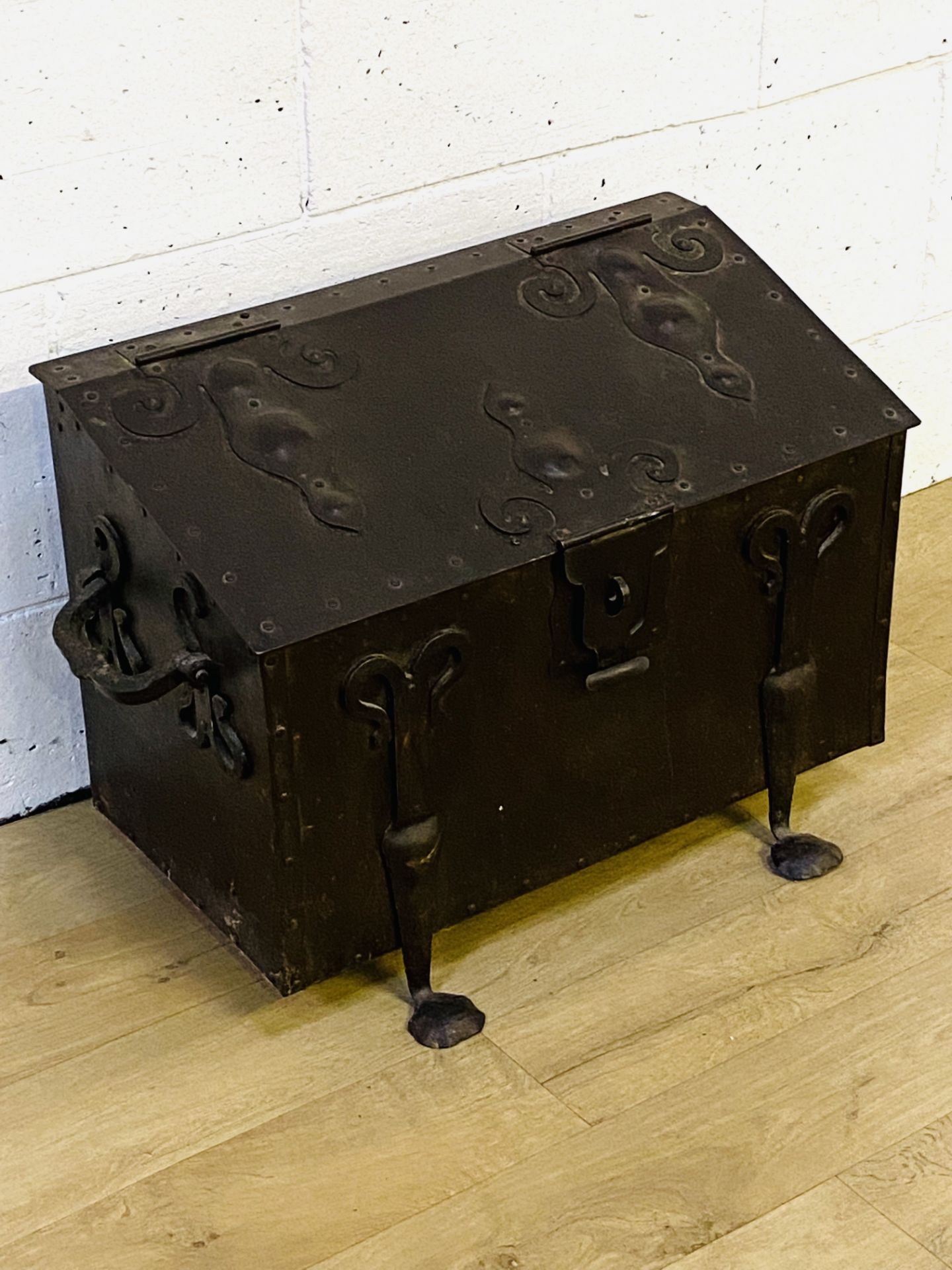 Arts and Crafts style steel coal box - Image 4 of 5