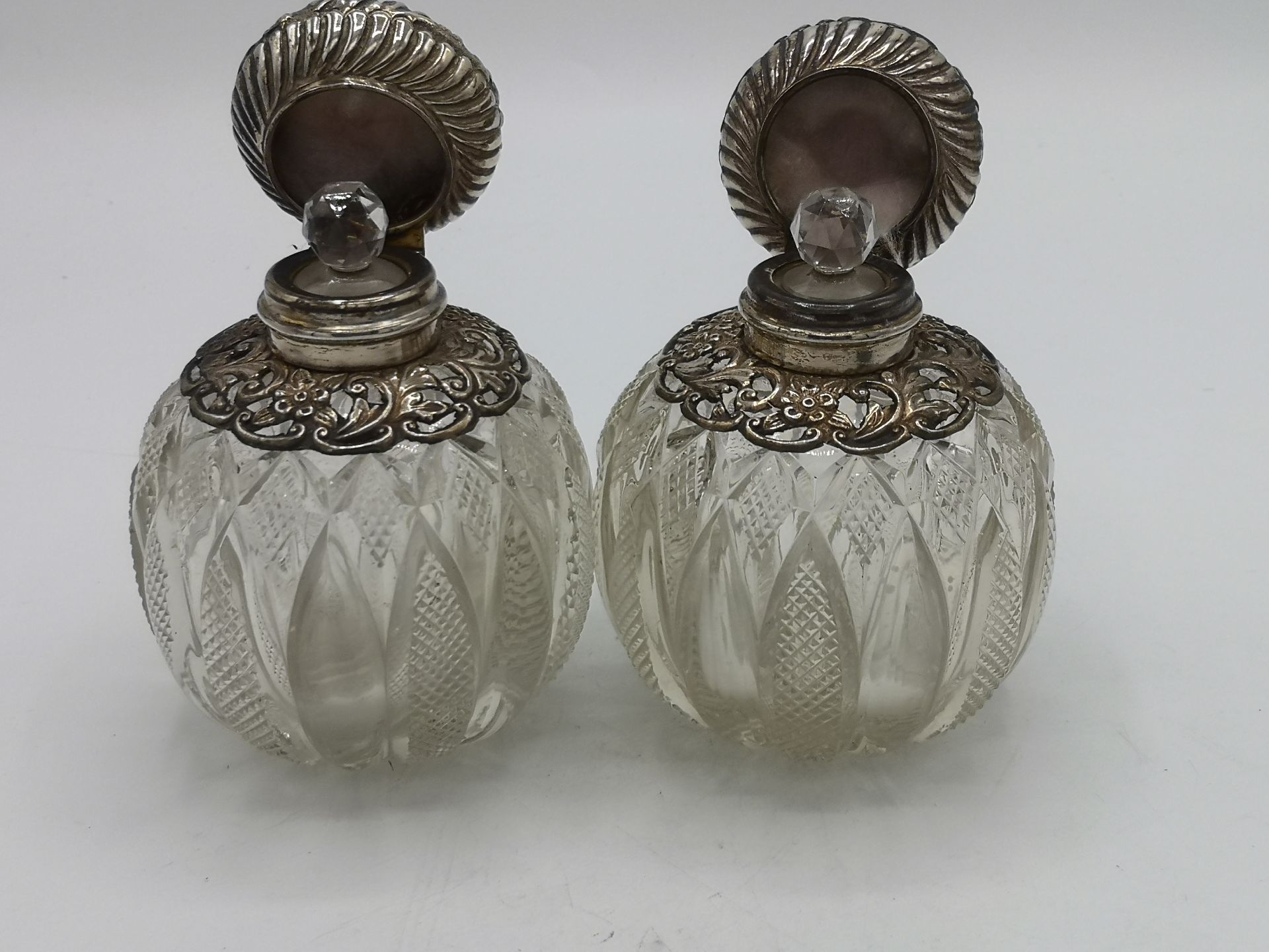 Two cut glass and silver perfume bottles - Image 2 of 5