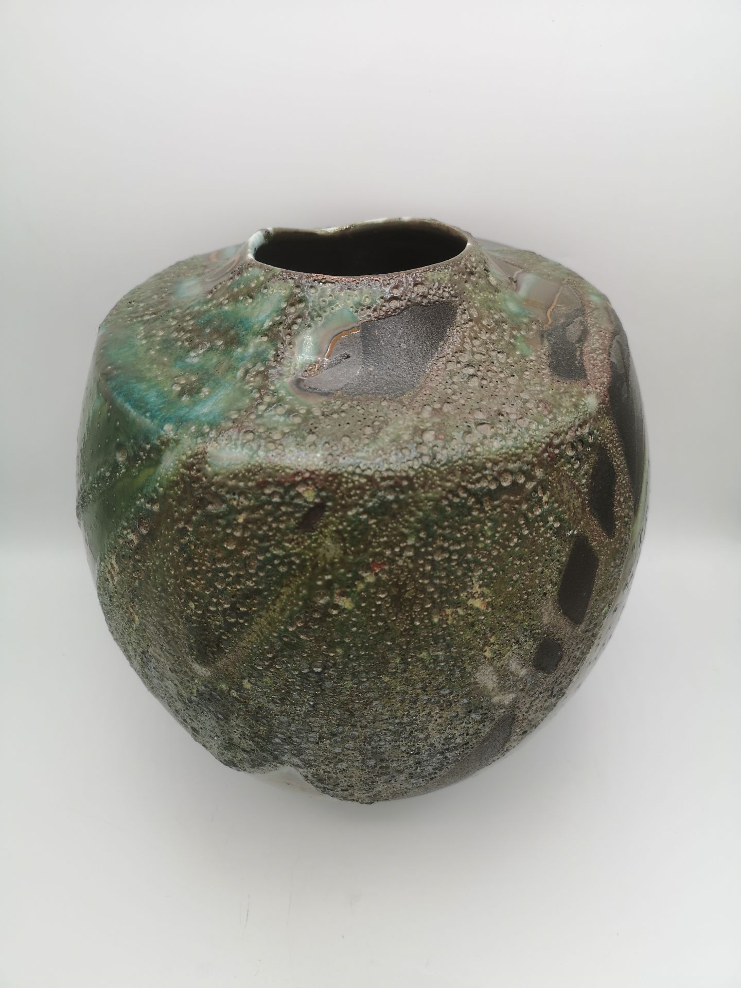 Ceramic raku vase by Tony Evans - Image 4 of 6