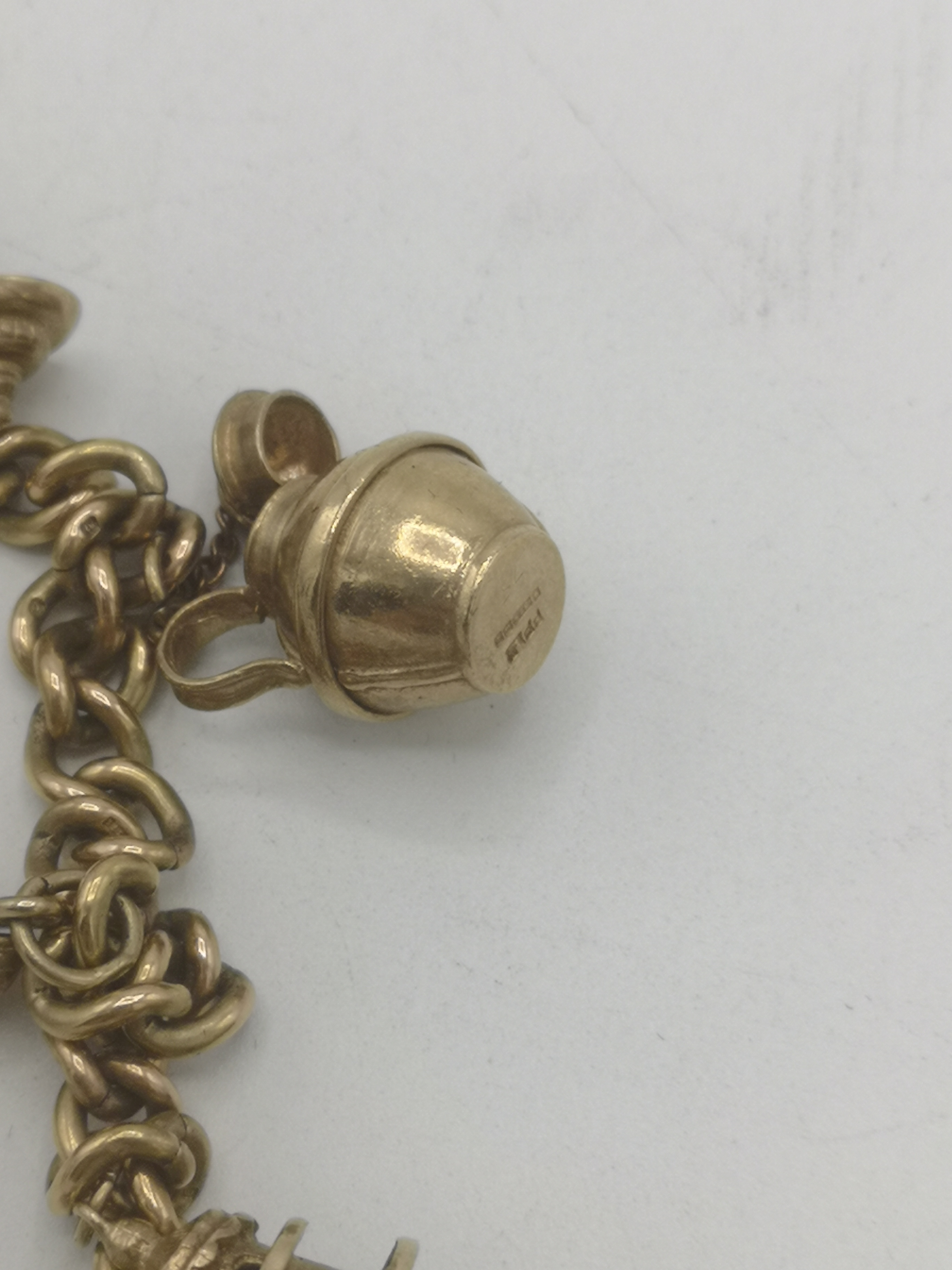 9ct gold charm bracelet - Image 9 of 14