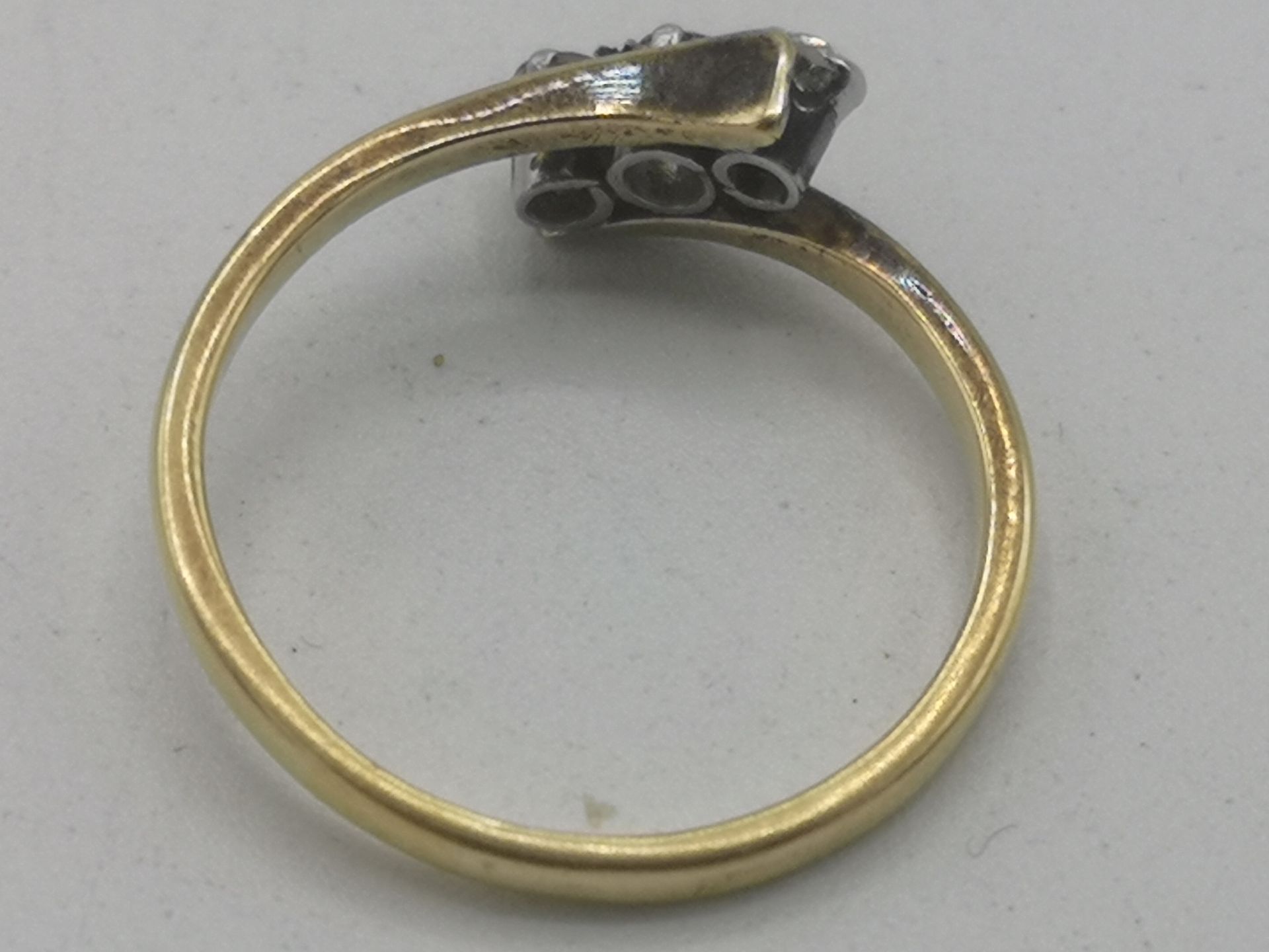 18ct gold and three diamond ring - Image 5 of 6