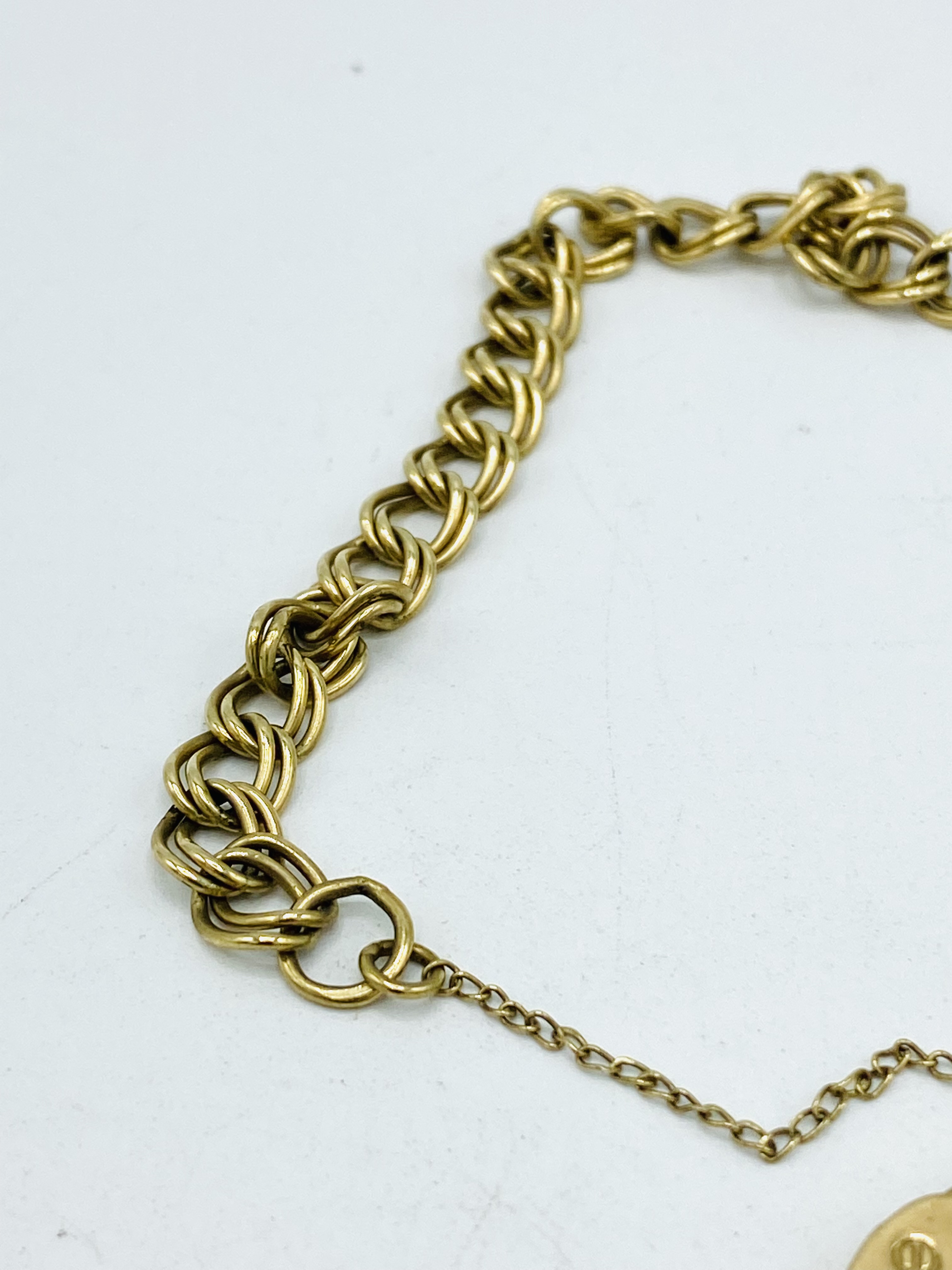 9ct gold charm bracelet - Image 5 of 5