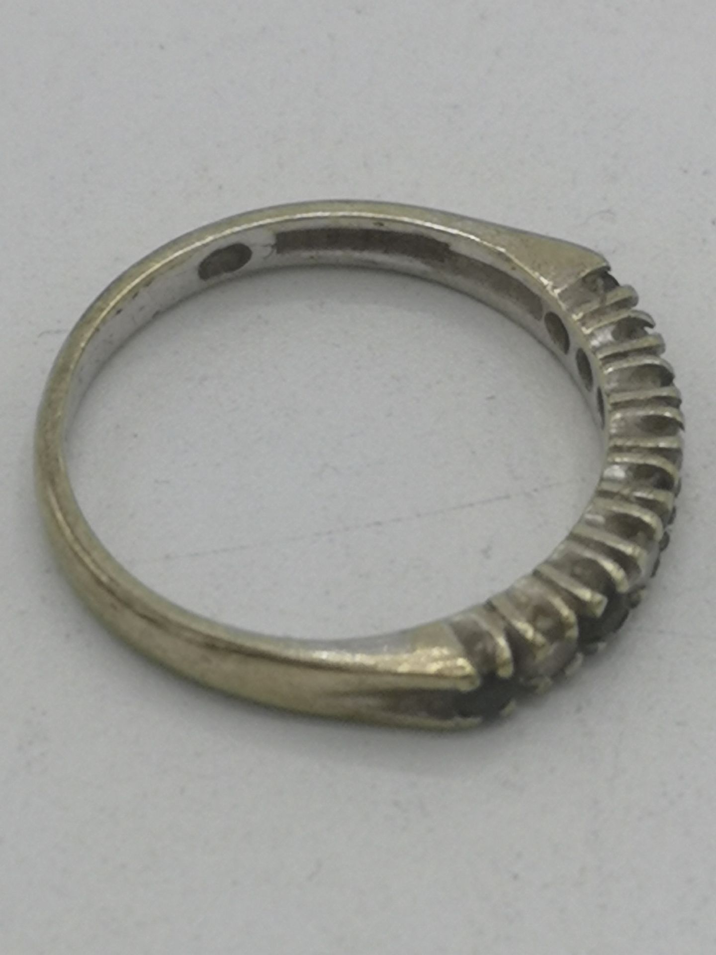 9ct gold brooch, yellow metal bar brooch and a white metal ring - Image 10 of 11