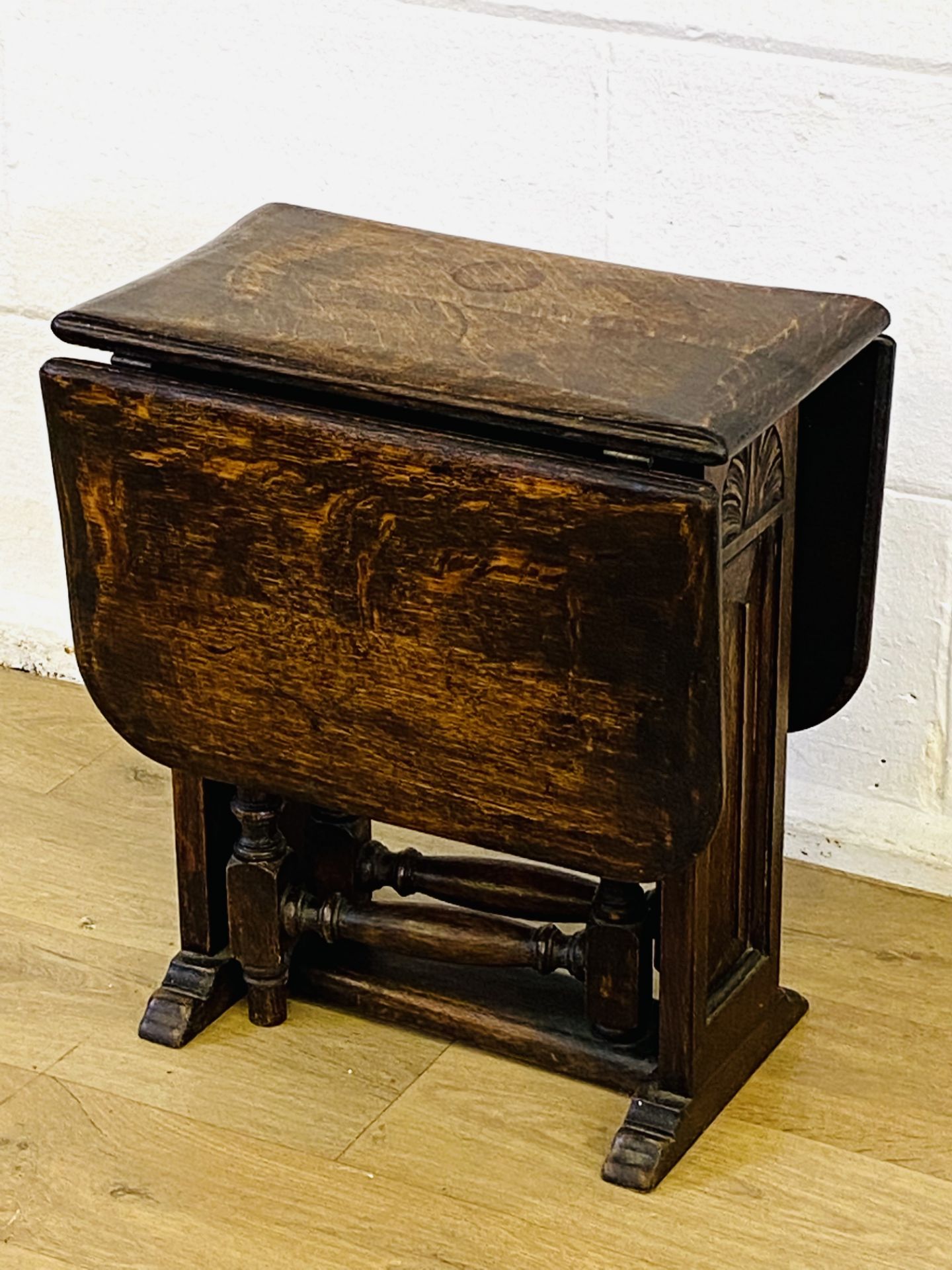 Small oak drop leaf table - Image 2 of 4