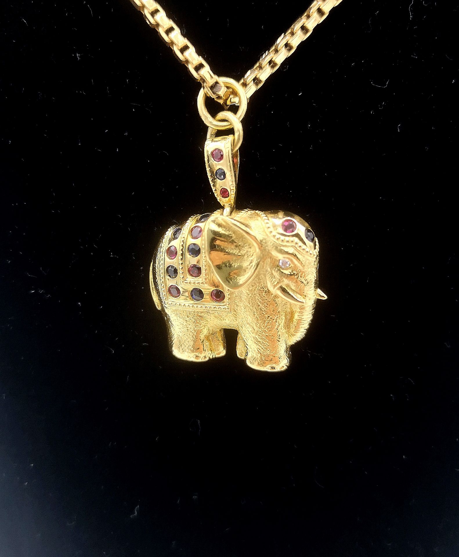 18ct gold elephant pendant set with gemstones on 18ct gold chain - Image 3 of 11