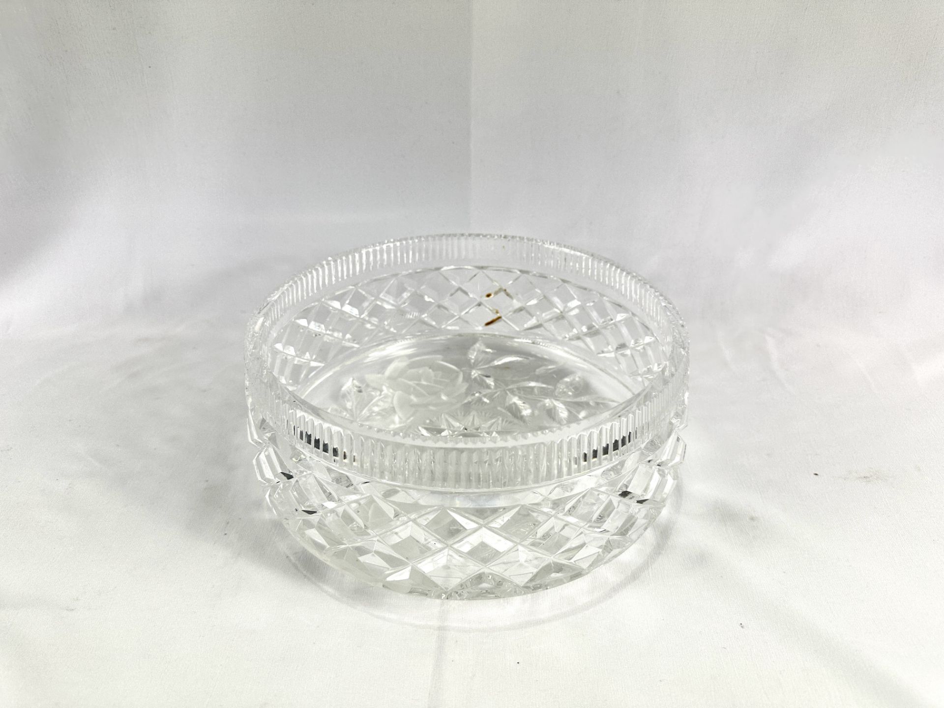 Cut glass fruit bowl with cut and etched flowers to base - Image 2 of 4