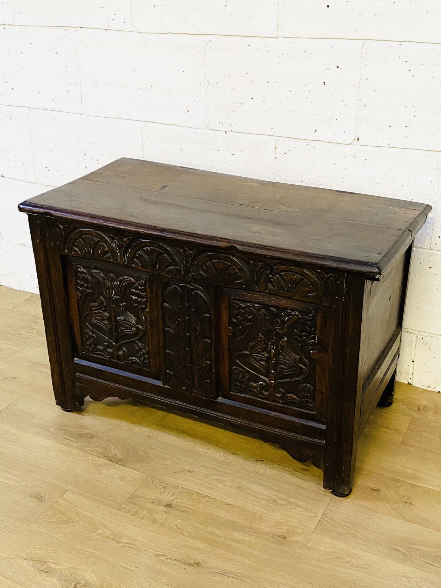 Oak chest with carved panels to front - Image 3 of 6