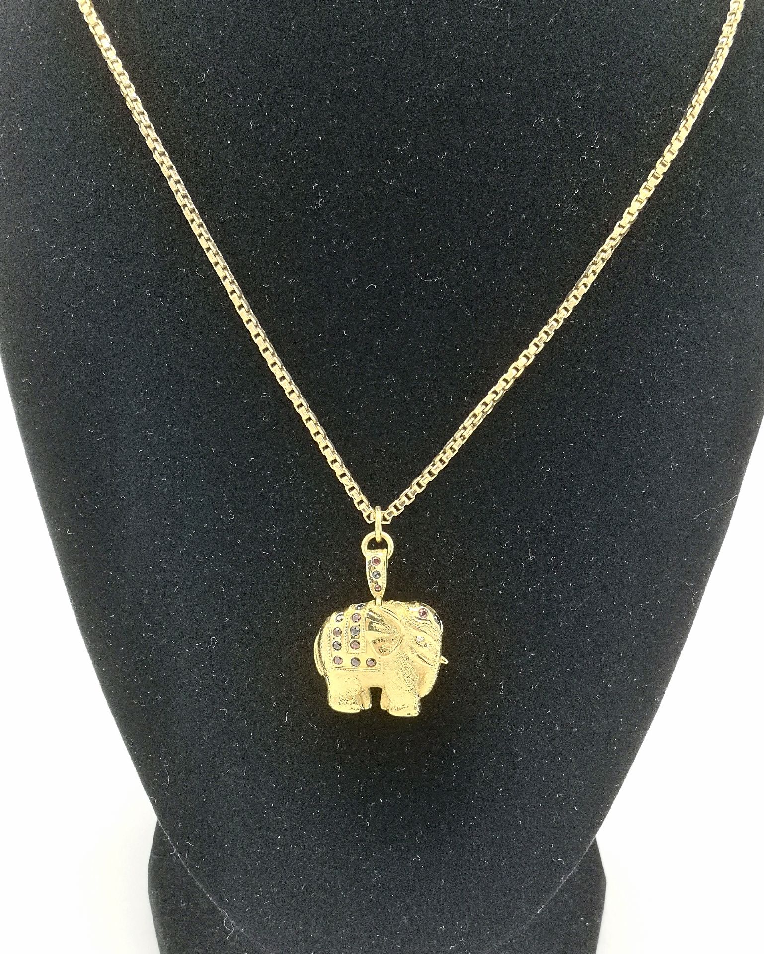 18ct gold elephant pendant set with gemstones on 18ct gold chain - Image 2 of 11