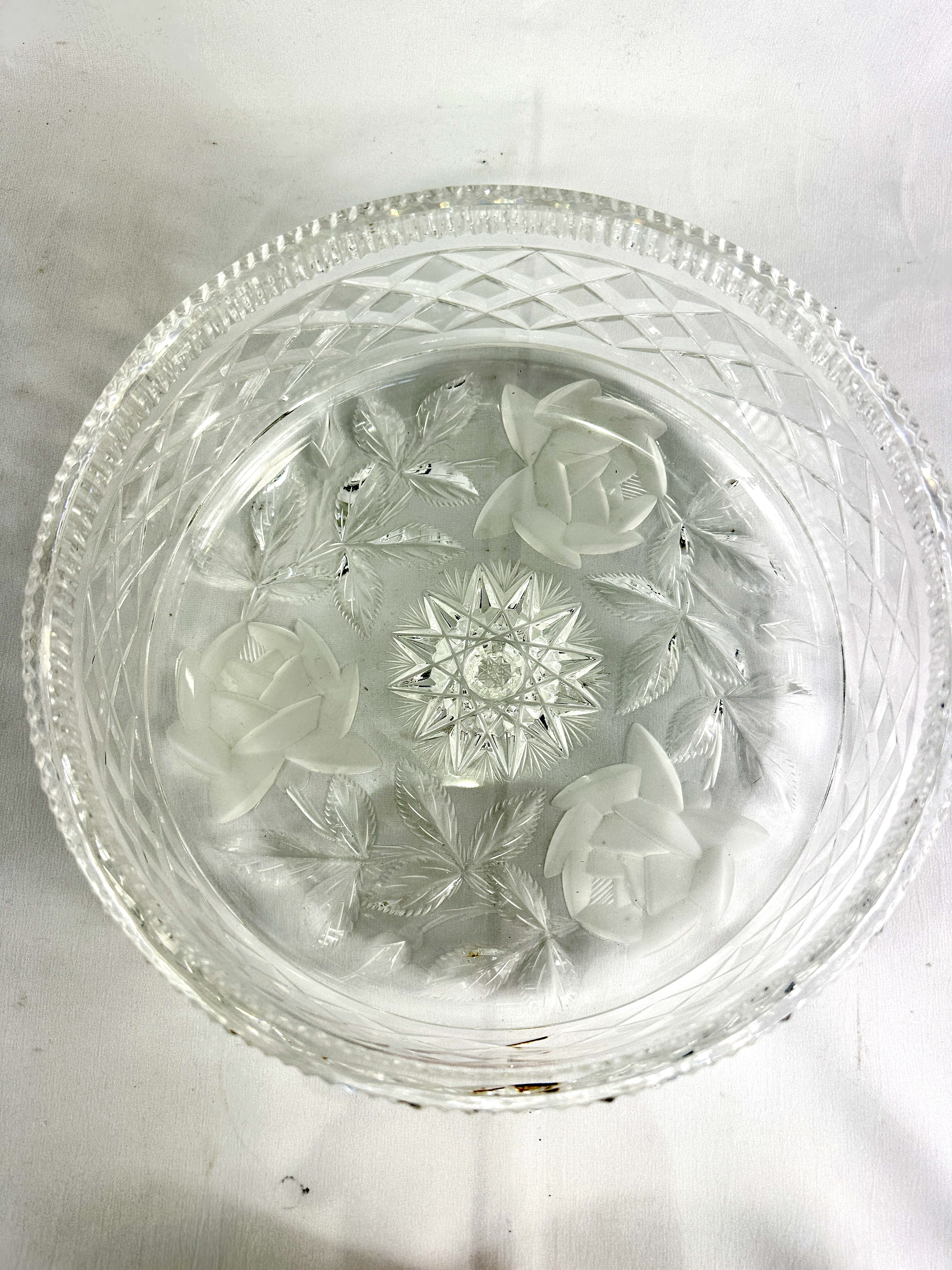 Cut glass fruit bowl with cut and etched flowers to base - Image 4 of 4