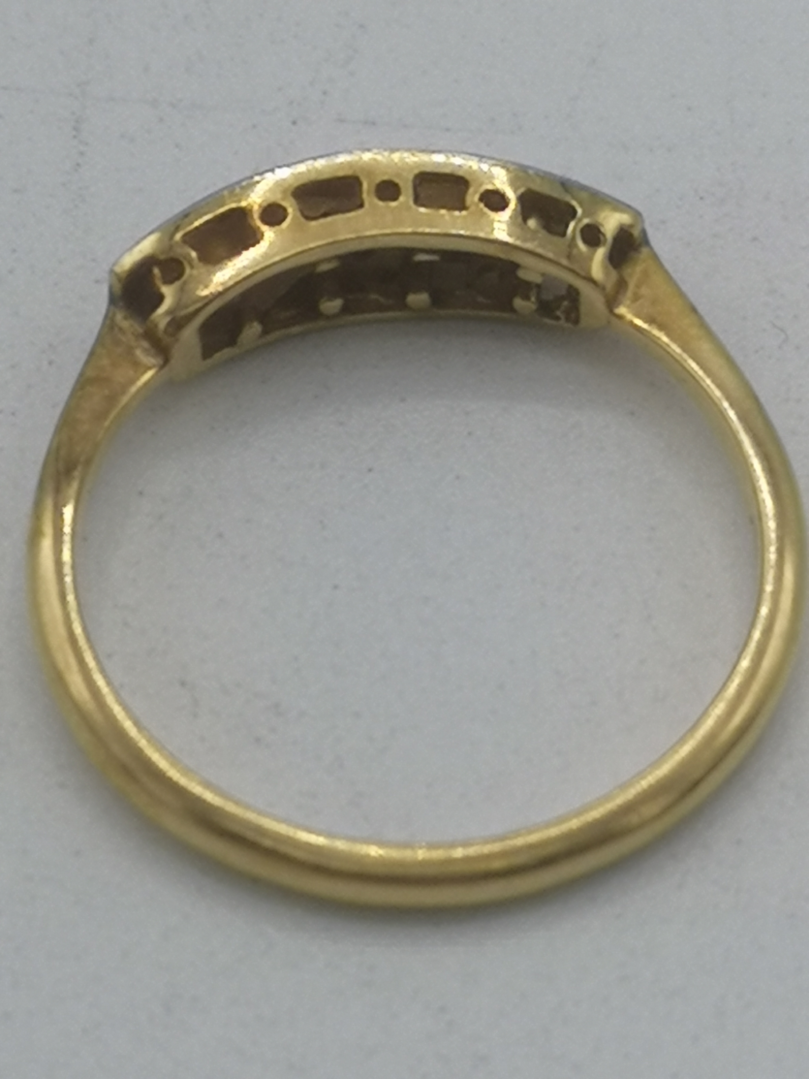 18ct gold ring set with five diamonds - Image 5 of 5