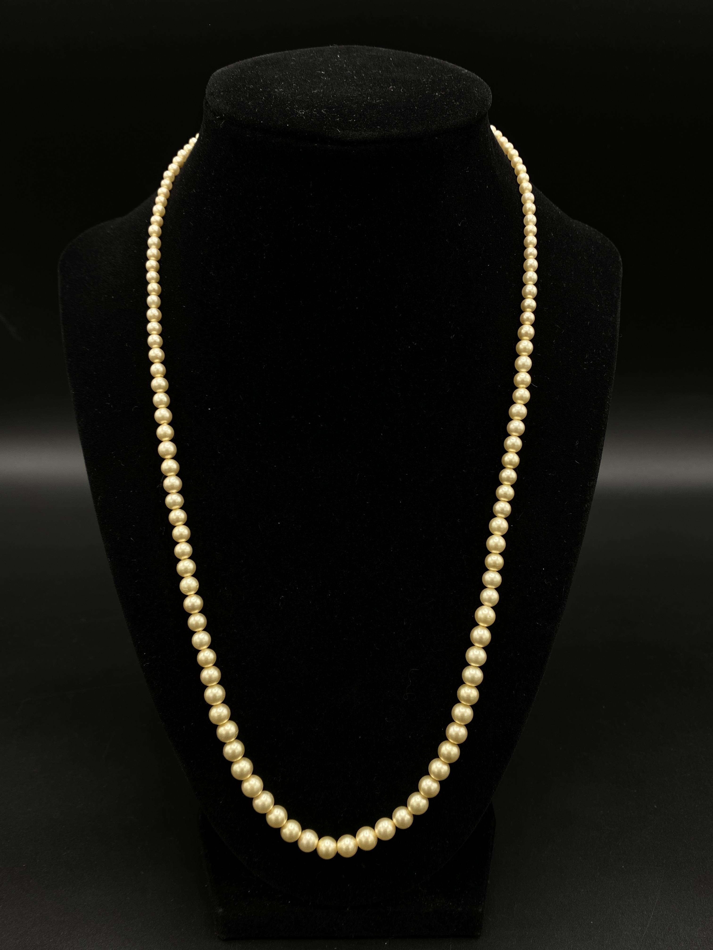 Two pearl necklaces with gold clasps - Image 4 of 9