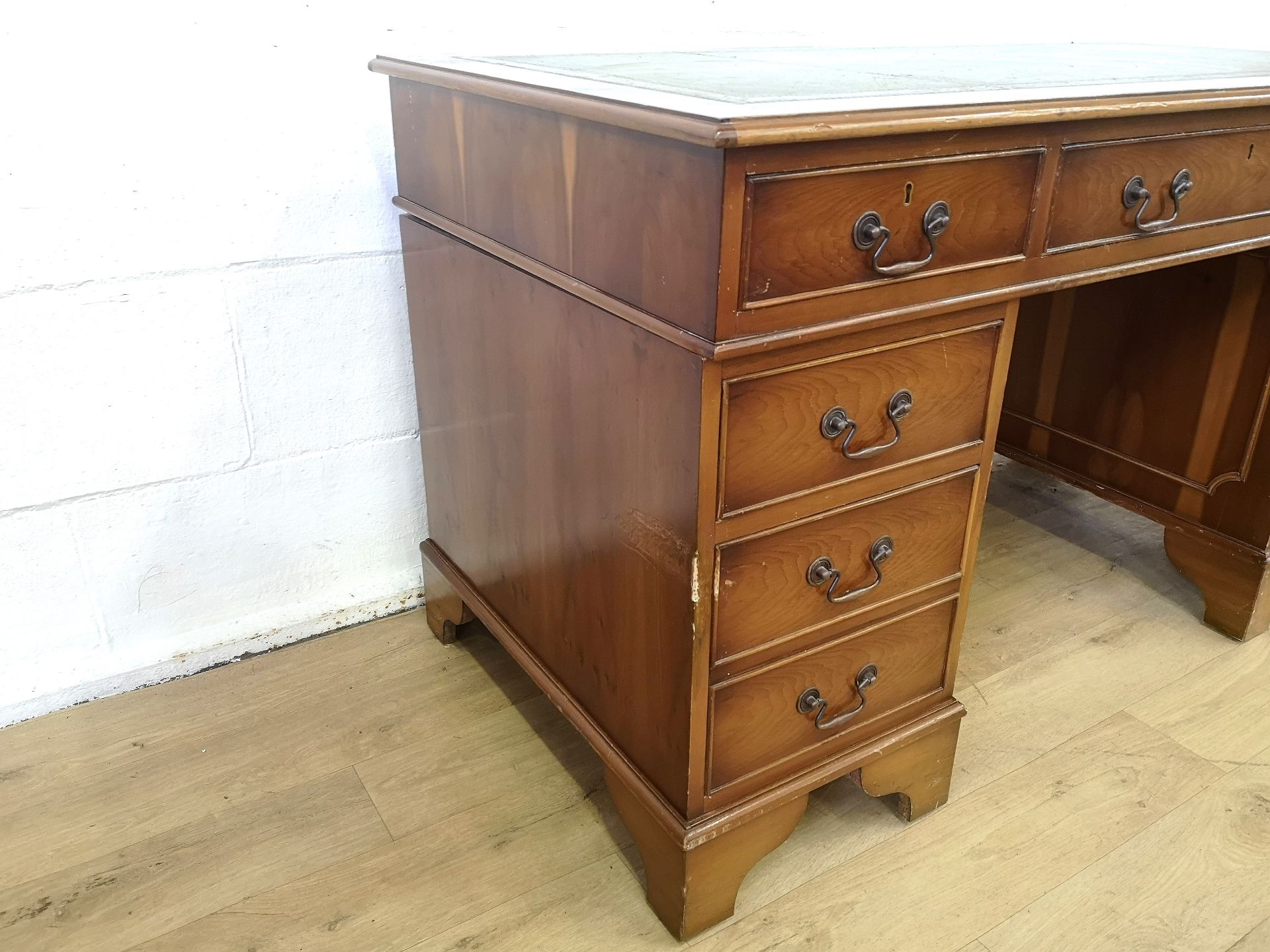 Mahogany veneer pedestal desk - Image 4 of 7