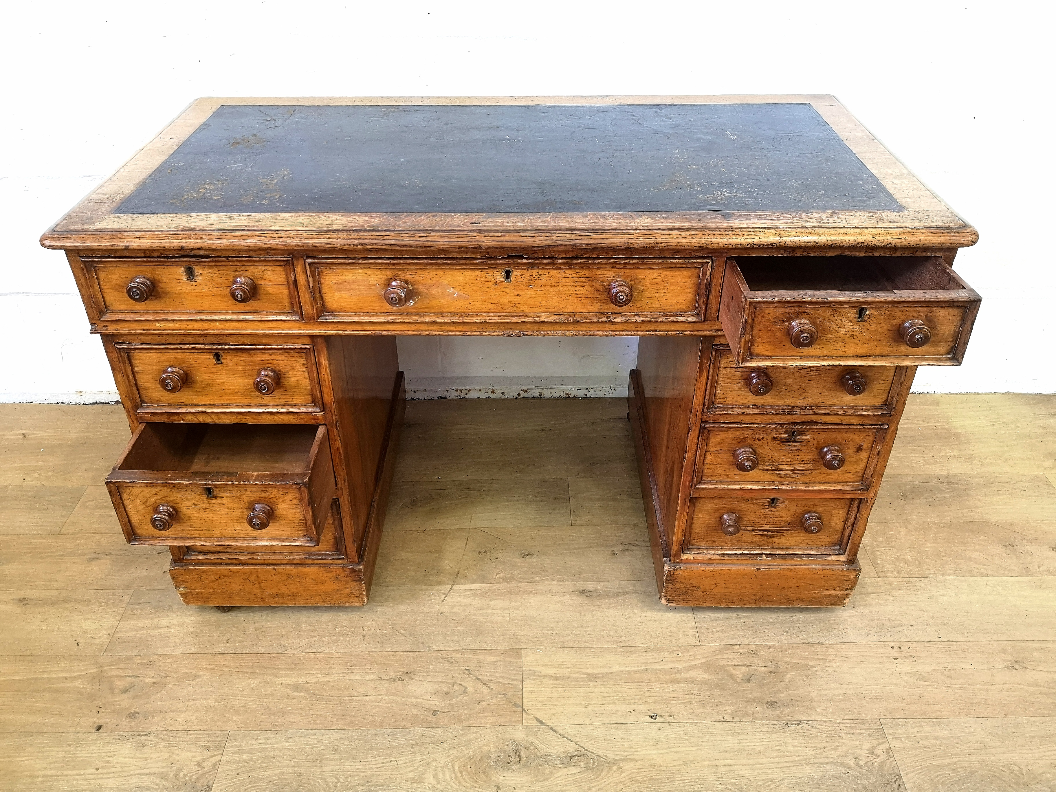 Victorian mahogany pedestal desk - Image 6 of 6