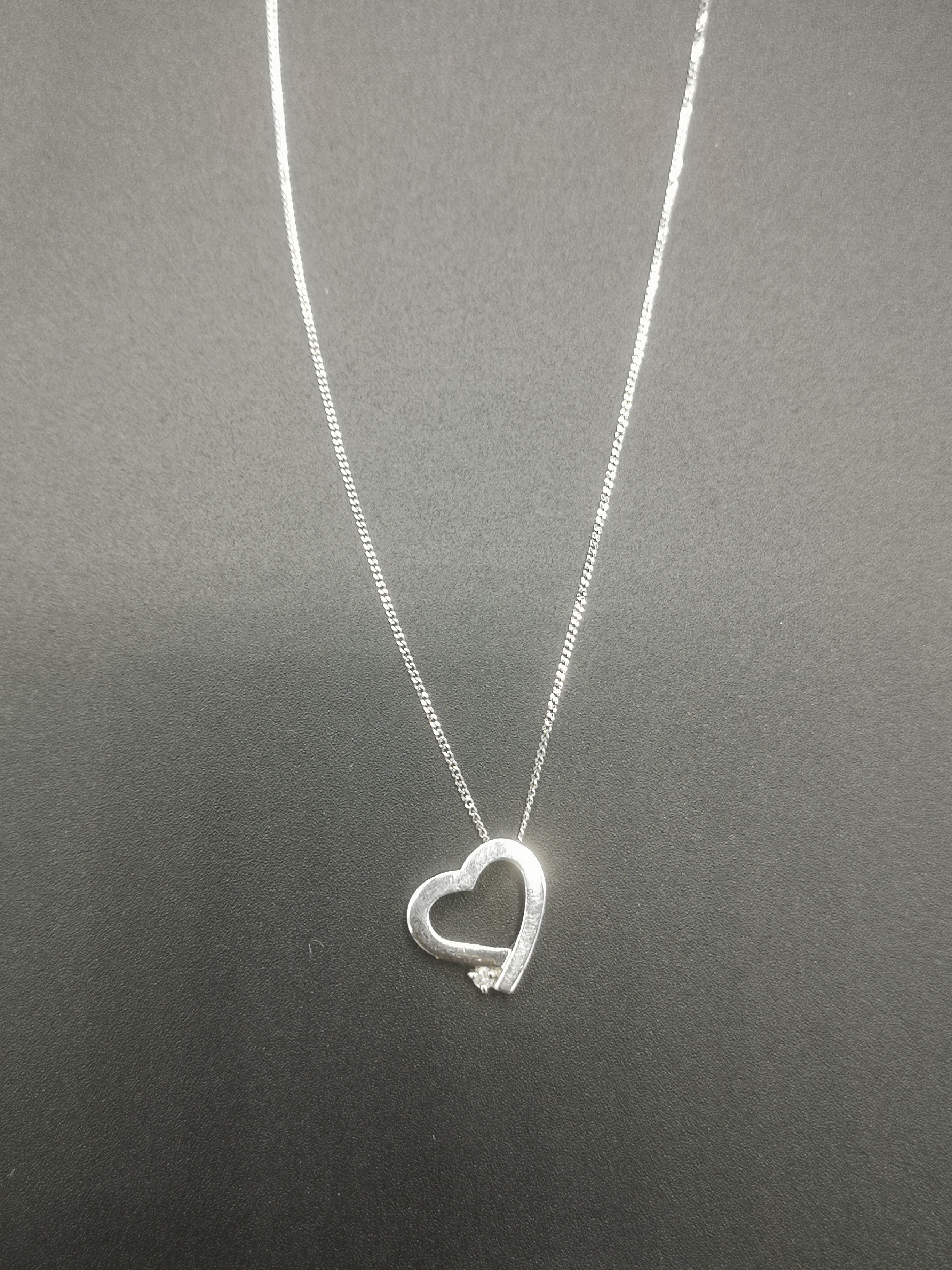 9ct white gold chain and pendant - Image 6 of 6