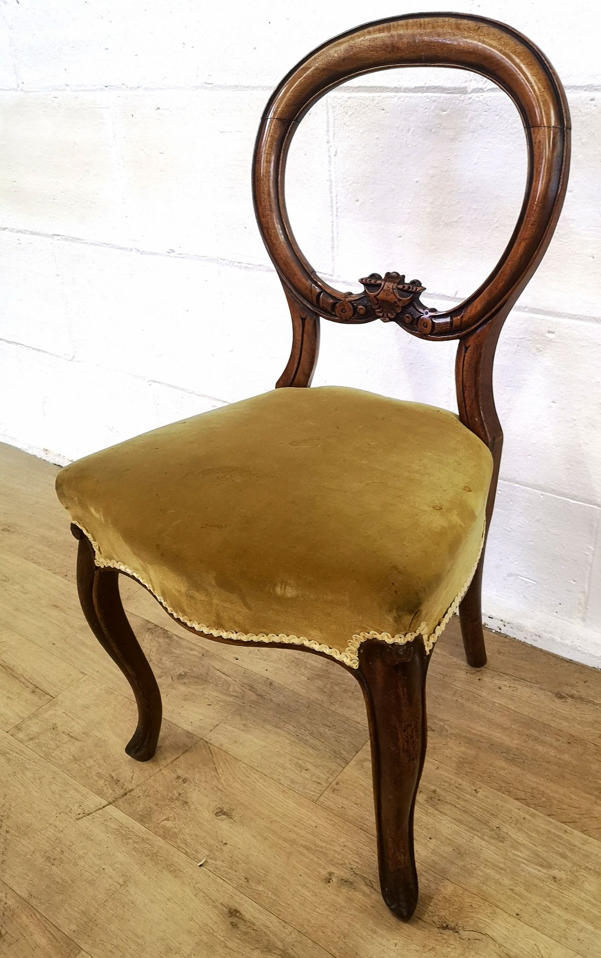 Six Victorian mahogany balloon back dining chairs - Image 5 of 7