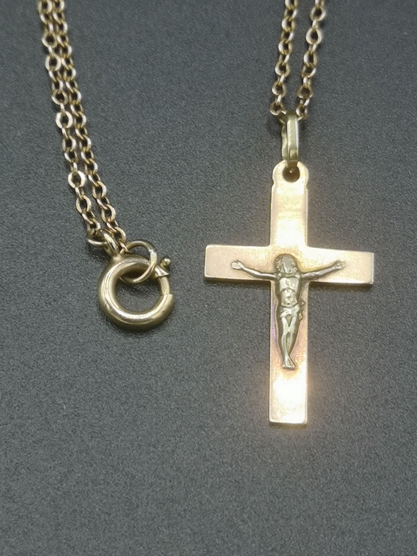 9ct gold necklace with crucifix pendant - Image 3 of 4