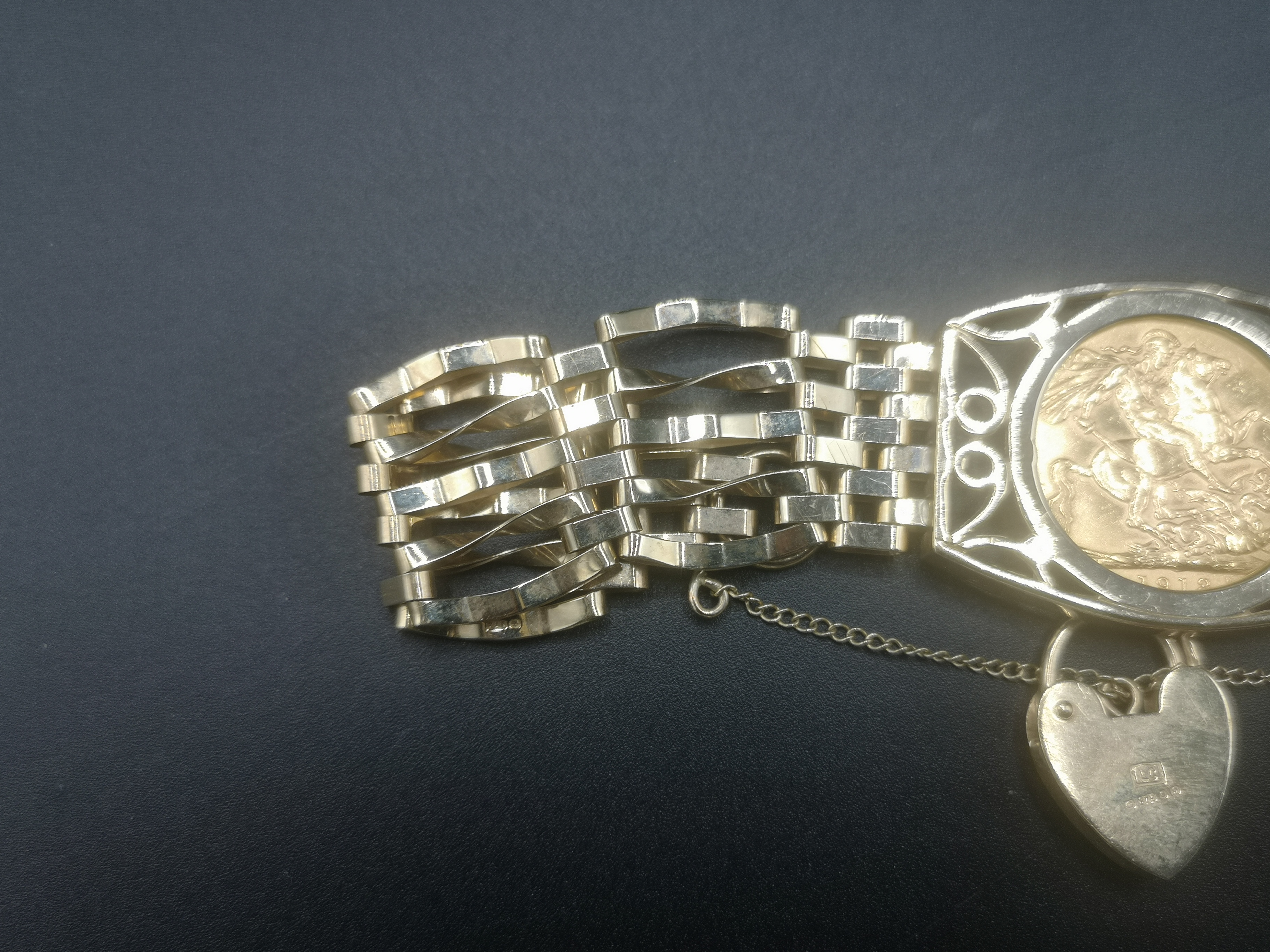 1913 gold sovereign set in 9ct gold gate bracelet - Image 4 of 7