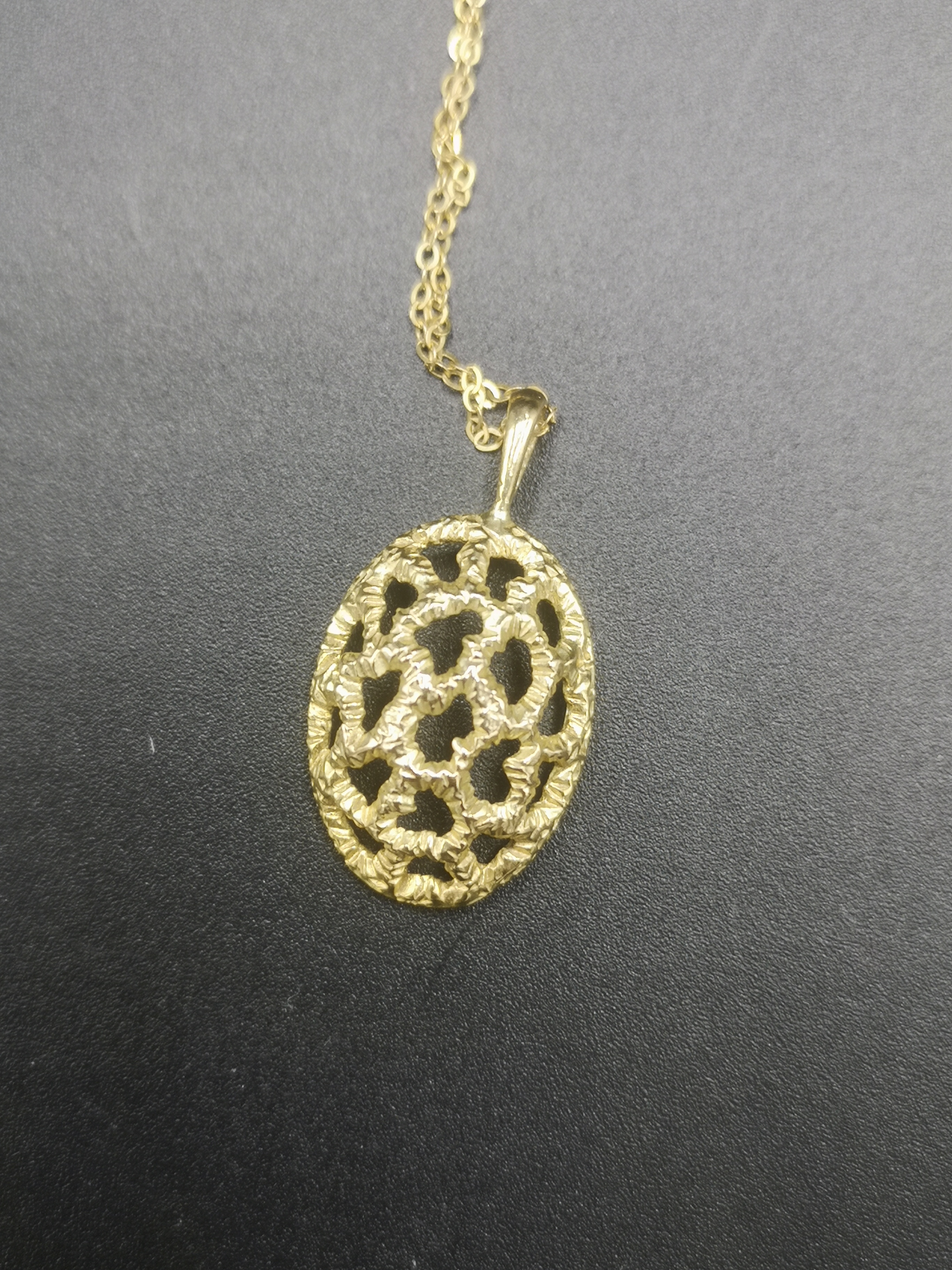 9ct gold necklace and pendant