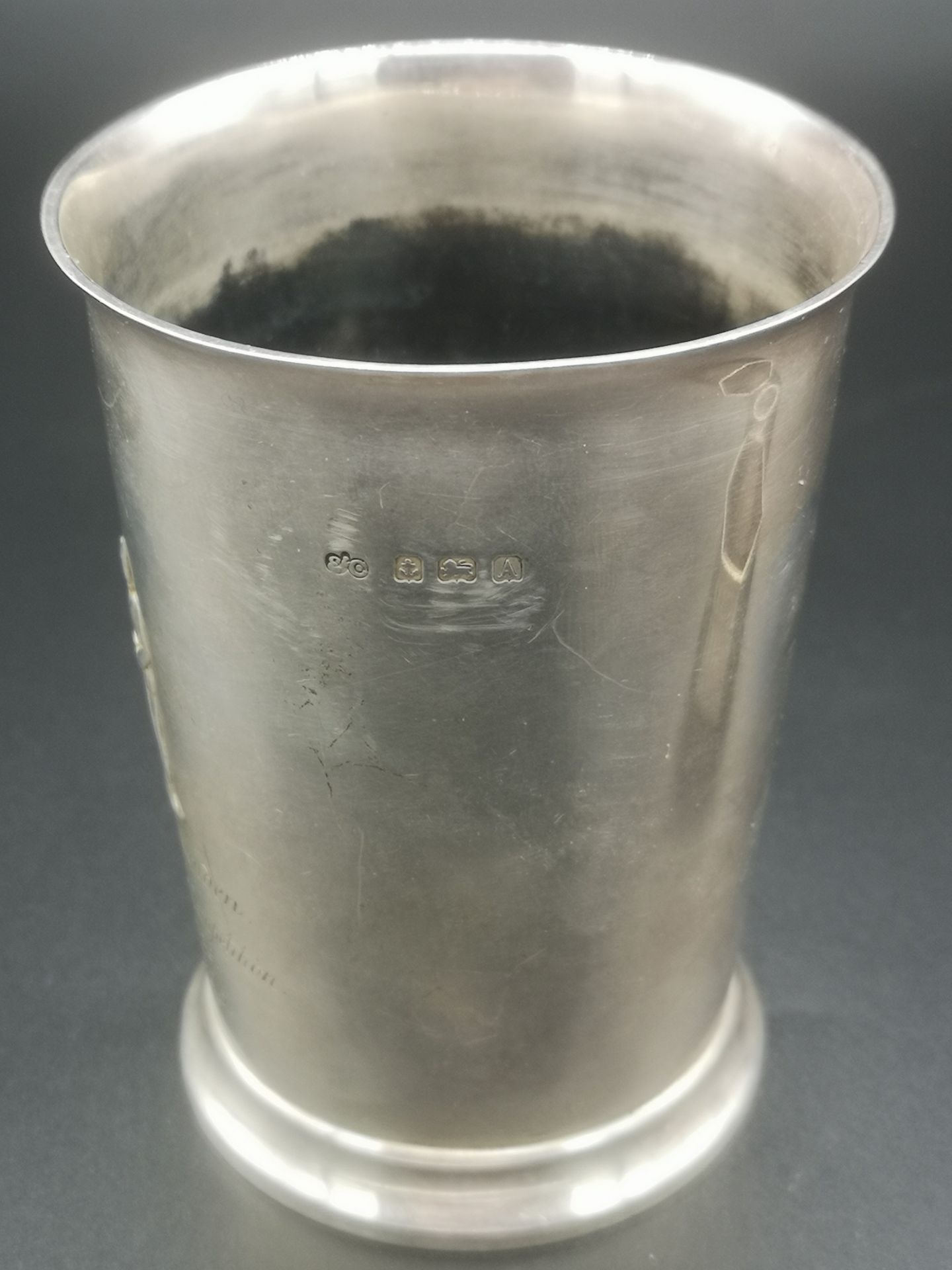 Elkington silver beaker, 1926 together with two silver napkin rings - Image 3 of 7